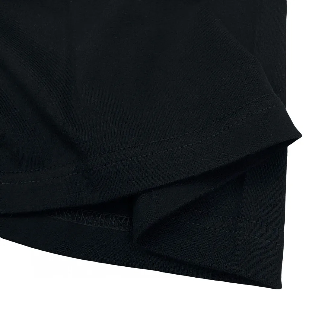 P140 Supreme SS18 Swimmers Tee Black printed long-sleeved T-shirt, same style for men and women, black and white, using cylindrical seamless technology (original technology, there are no stitching bones on the side of the clothes, key points of identification) Fabric: All custom-woven and dyed, 280g weight, 100% cotton, cylindrical cloth, cylindrical cloth is knitted fabric woven with a cylinder loom, the needles are distributed in a cylindrical shape on the fuselage, and the gray fabric is a large cylinder It needs to be opened and shaped before it can be used further. There is no slit on the side of the clothes, so there is no washing label on the side of ordinary short-sleeved clothes. There is only one collar label behind the neck, so the shape is very correct and not easy to deform (color: black and white)