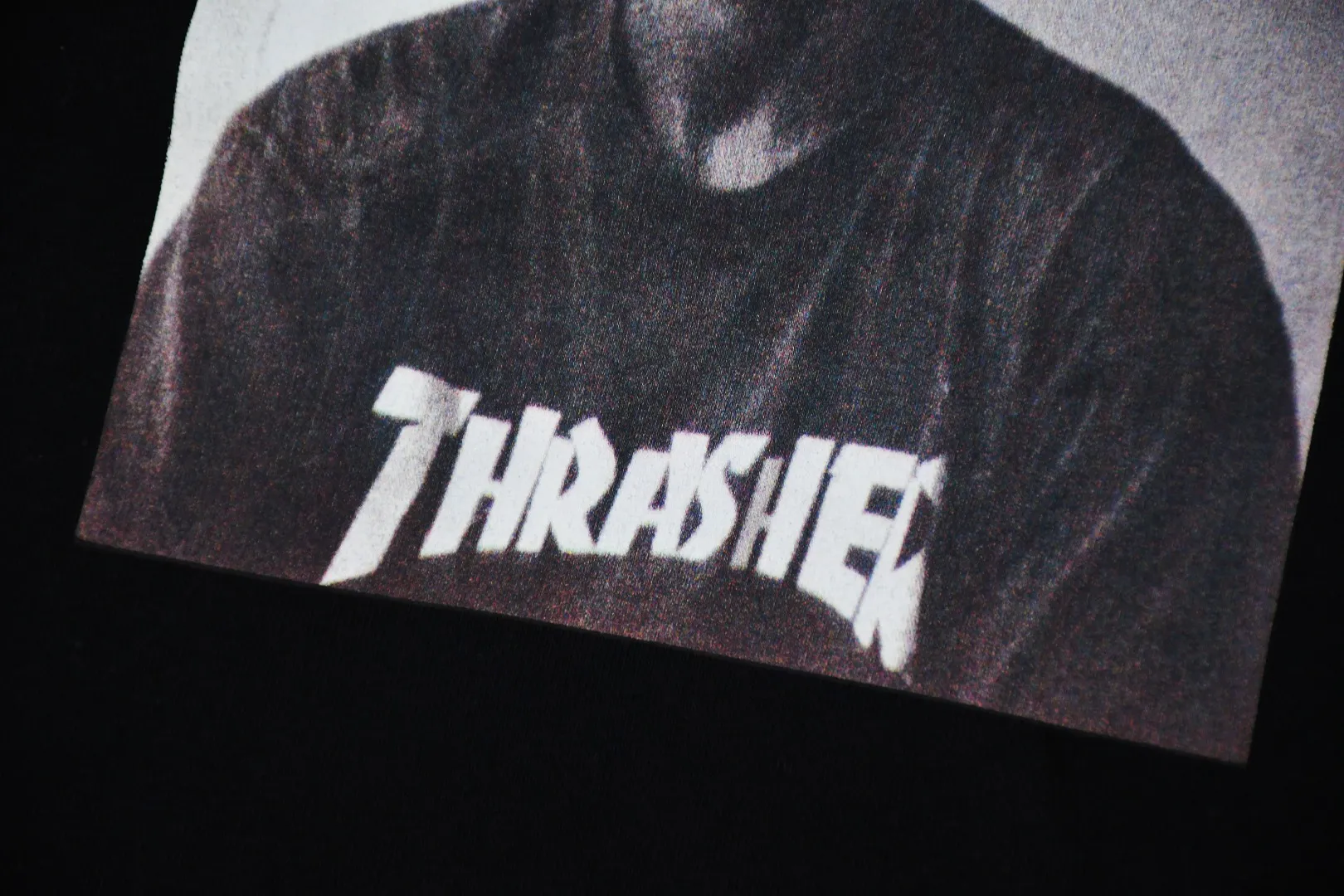 🅿️260 S257 top version SUPREME®/THRASHER® CREWNECK FW24 flame co-branded character printed round neck velvet sweatshirt 1. Fabric: ZP testing, custom weaving and dyeing, pure cotton 460G plus velvet main fabric, horizontal cutting 520G 2X2 thread 2. Printing: Printing uses thermoset ink printing, also known as plastic ink, or self-adhesive ink. Its ingredients are: mainly composed of polyvinyl chloride (PVC) and phthalates. PVC and phthalates, color fixing agents, stabilizers, and thickeners are mixed to form thermoset ink. It is not the digital direct printing promoted on the market. The printing texture of thermoset ink cannot be achieved by digital direct printing. 3. Sewing process: Twelve places of the whole garment are made of boneless splicing technology, processed by experienced foreign trade factories (ordinary factories cannot do it) 4. Hem and cuffs: all use 520G inelastic threads (low-end products use elastic threads to cause the hem and cuffs to appear wavy) 5. Customized ZP main label/wash water label/hangtag/packaging bag (equipped with an extra-large thickened handbag) Size: S~XL