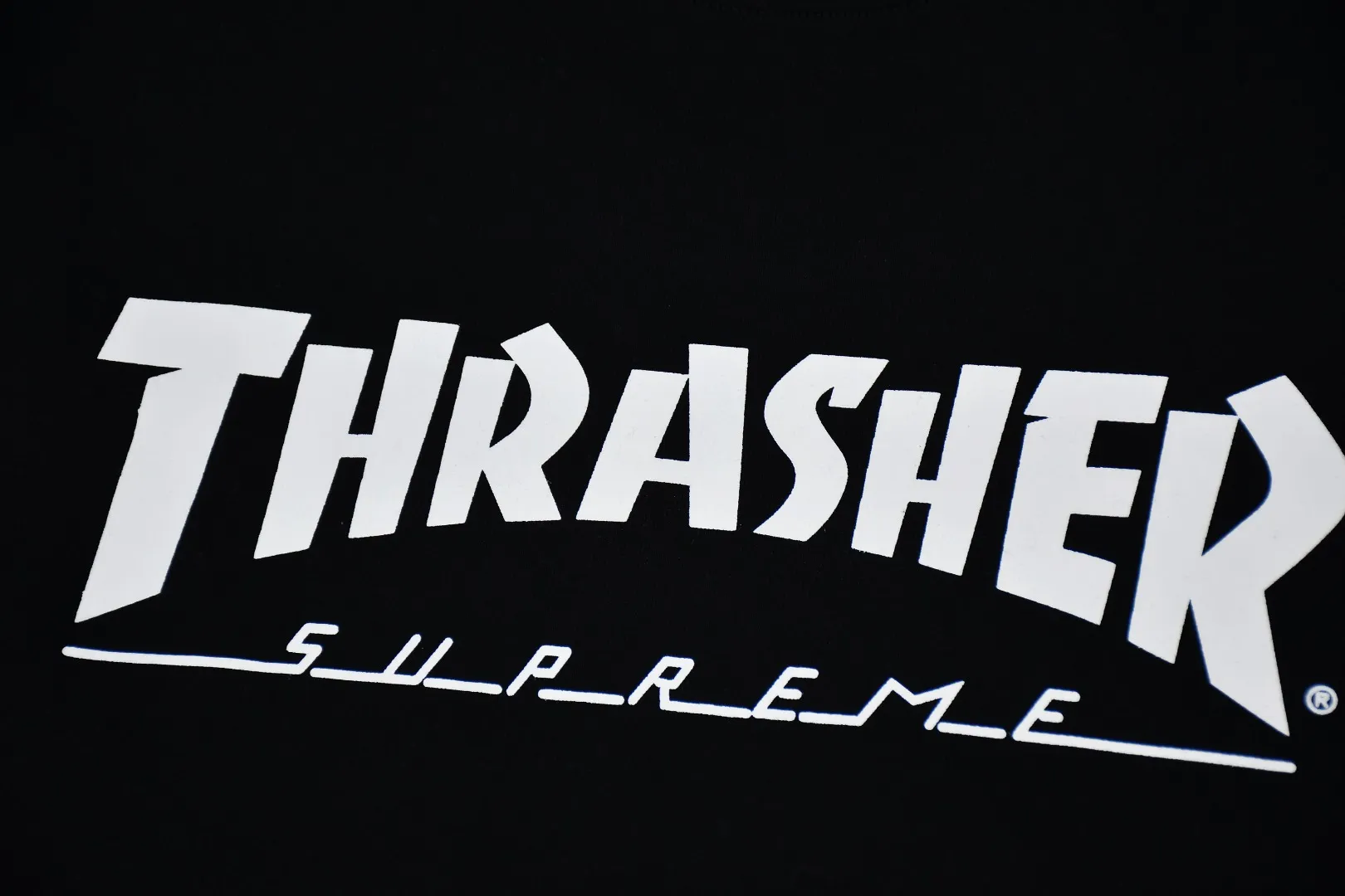🅿️260 S257 top version SUPREME®/THRASHER® CREWNECK FW24 flame co-branded character printed round neck velvet sweatshirt 1. Fabric: ZP testing, custom weaving and dyeing, pure cotton 460G plus velvet main fabric, horizontal cutting 520G 2X2 thread 2. Printing: Printing uses thermoset ink printing, also known as plastic ink, or self-adhesive ink. Its ingredients are: mainly composed of polyvinyl chloride (PVC) and phthalates. PVC and phthalates, color fixing agents, stabilizers, and thickeners are mixed to form thermoset ink. It is not the digital direct printing promoted on the market. The printing texture of thermoset ink cannot be achieved by digital direct printing. 3. Sewing process: Twelve places of the whole garment are made of boneless splicing technology, processed by experienced foreign trade factories (ordinary factories cannot do it) 4. Hem and cuffs: all use 520G inelastic threads (low-end products use elastic threads to cause the hem and cuffs to appear wavy) 5. Customized ZP main label/wash water label/hangtag/packaging bag (equipped with an extra-large thickened handbag) Size: S~XL