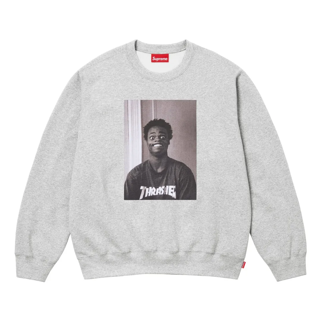 🅿️260 S257 top version SUPREME®/THRASHER® CREWNECK FW24 flame co-branded character printed round neck velvet sweatshirt 1. Fabric: ZP testing, custom weaving and dyeing, pure cotton 460G plus velvet main fabric, horizontal cutting 520G 2X2 thread 2. Printing: Printing uses thermoset ink printing, also known as plastic ink, or self-adhesive ink. Its ingredients are: mainly composed of polyvinyl chloride (PVC) and phthalates. PVC and phthalates, color fixing agents, stabilizers, and thickeners are mixed to form thermoset ink. It is not the digital direct printing promoted on the market. The printing texture of thermoset ink cannot be achieved by digital direct printing. 3. Sewing process: Twelve places of the whole garment are made of boneless splicing technology, processed by experienced foreign trade factories (ordinary factories cannot do it) 4. Hem and cuffs: all use 520G inelastic threads (low-end products use elastic threads to cause the hem and cuffs to appear wavy) 5. Customized ZP main label/wash water label/hangtag/packaging bag (equipped with an extra-large thickened handbag) Size: S~XL