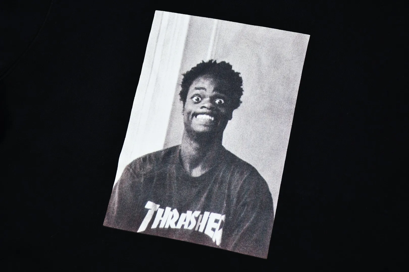 🅿️260 S257 top version SUPREME®/THRASHER® CREWNECK FW24 flame co-branded character printed round neck velvet sweatshirt 1. Fabric: ZP testing, custom weaving and dyeing, pure cotton 460G plus velvet main fabric, horizontal cutting 520G 2X2 thread 2. Printing: Printing uses thermoset ink printing, also known as plastic ink, or self-adhesive ink. Its ingredients are: mainly composed of polyvinyl chloride (PVC) and phthalates. PVC and phthalates, color fixing agents, stabilizers, and thickeners are mixed to form thermoset ink. It is not the digital direct printing promoted on the market. The printing texture of thermoset ink cannot be achieved by digital direct printing. 3. Sewing process: Twelve places of the whole garment are made of boneless splicing technology, processed by experienced foreign trade factories (ordinary factories cannot do it) 4. Hem and cuffs: all use 520G inelastic threads (low-end products use elastic threads to cause the hem and cuffs to appear wavy) 5. Customized ZP main label/wash water label/hangtag/packaging bag (equipped with an extra-large thickened handbag) Size: S~XL