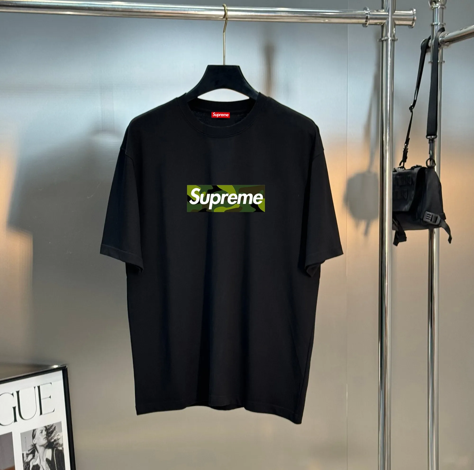P150 Supreme Big LOGO short-sleeved T-shirt is made of 250g Solona fabric. The whole piece is made of three-needle five-thread craftsmanship. The neckline-shoulder seam-sleeve seam is double-lined, which looks more three-dimensional and textured. The craftsmanship is consistent with the authentic original version, and the classic version is free to compare. M L XL XXL