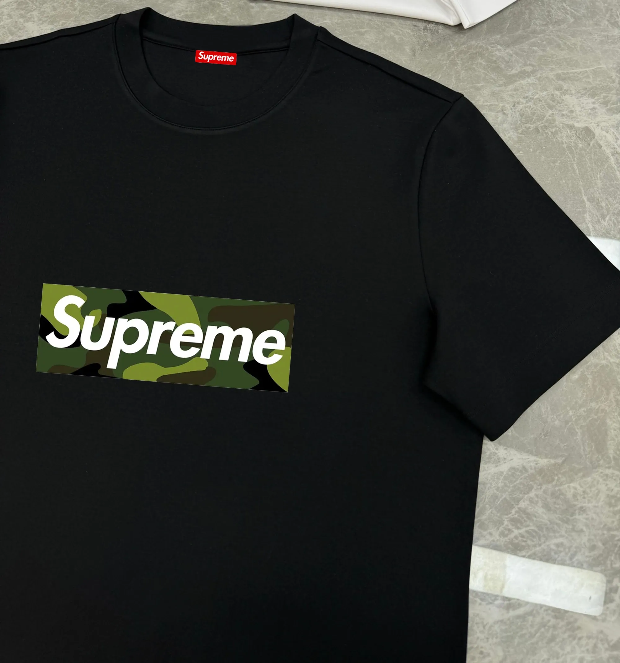 P150 Supreme Big LOGO short-sleeved T-shirt is made of 250g Solona fabric. The whole piece is made of three-needle five-thread craftsmanship. The neckline-shoulder seam-sleeve seam is double-lined, which looks more three-dimensional and textured. The craftsmanship is consistent with the authentic original version, and the classic version is free to compare. M L XL XXL