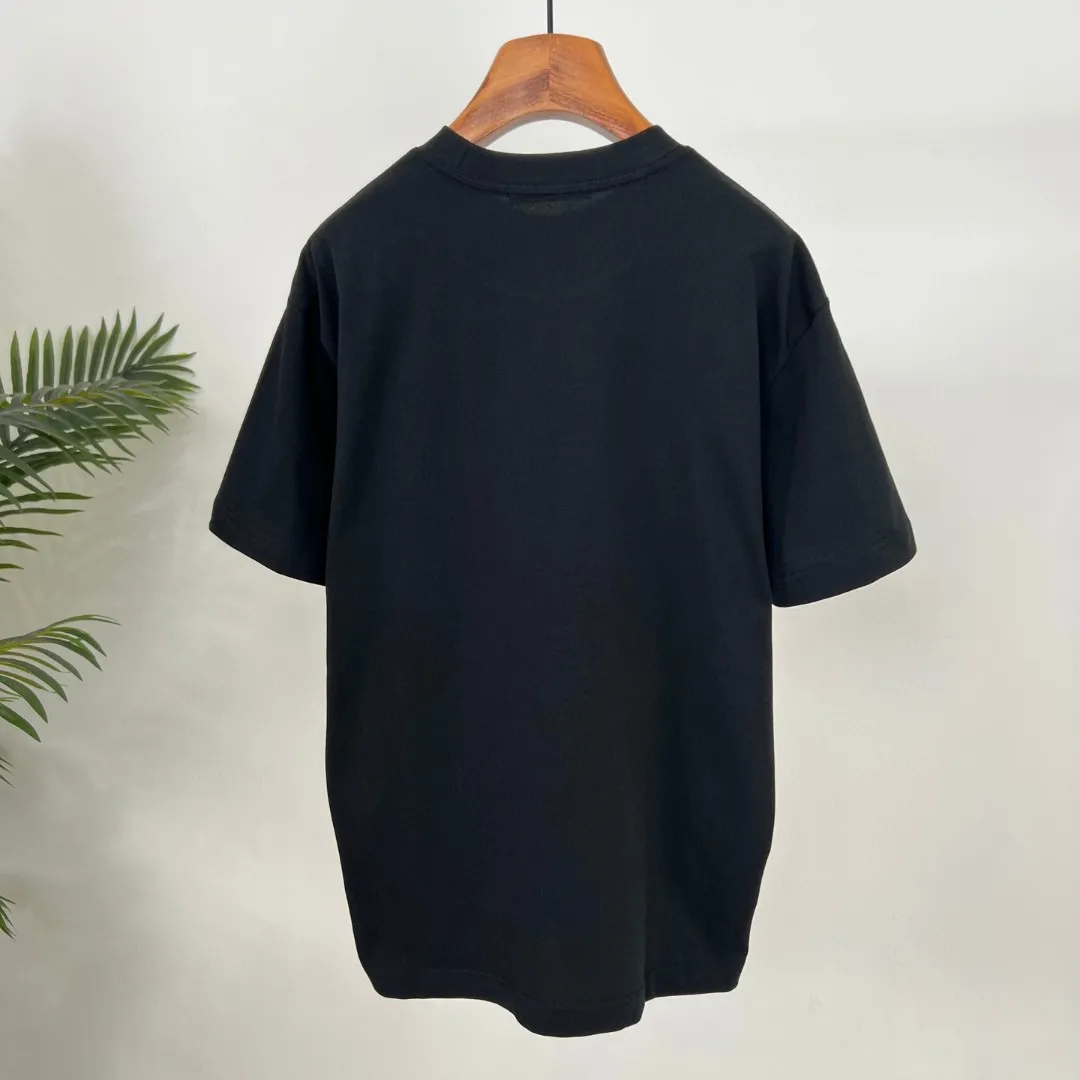 P150 Supreme Big LOGO short-sleeved T-shirt is made of 250g Solona fabric. The whole piece is made of three-needle five-thread craftsmanship. The neckline-shoulder seam-sleeve seam is double-lined, which looks more three-dimensional and textured. The craftsmanship is consistent with the authentic original version, and the classic version is free to compare. M L XL XXL