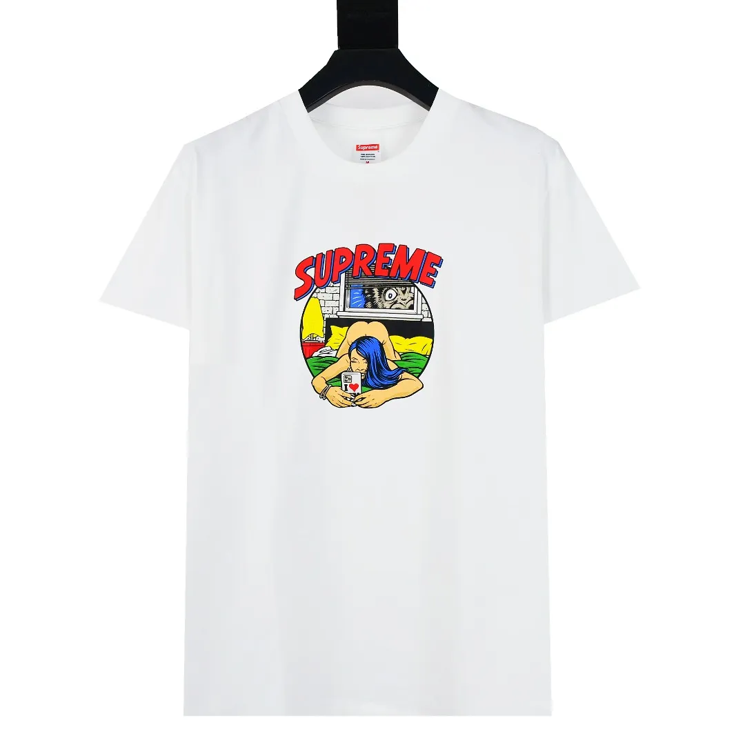 🅿️130 S196 top version Supreme 25ss Bedroom bedroom comic sexy girl printed short-sleeved T-shirt. Refuse to look at pictures to make products. Refuse to compare with wrong versions. Use cylinder seamless technology (original technology, there are no stitched bones on the side of the clothes, key points of identification) The fabrics are all custom-woven and dyed, 280g weight, 100% cotton, cylindrical fabric. Cylindrical fabric is a knitted fabric woven with a cylinder loom. The needles are distributed in a cylindrical shape on the fuselage. The gray fabric is a large cylinder, which needs to be opened and shaped before it can be used further. There are no slits on the side of the clothes, so there is no washing label on the side of ordinary short-sleeves. There is only one collar label behind the neck. The printing uses heat-setting ink printing imported from Belgium (different from conventional heat transfer printing on the market), also known as plastic ink, or self-adhesive ink. Its ingredients: mainly composed of polyvinyl chloride (PVC) and phthalates, including PVC, phthalates, and color fixing agents. , stabilizer, and thickener are mixed to form thermoset ink, which is not the digital direct printing marketed on the market. The printing texture of thermoset ink cannot be achieved by digital direct printing. The new triple collar label has a watermark anti-counterfeiting effect, a real anti-counterfeiting layer, and has a high probability of passing the approved version. The original packaging picture has a high probability of passing Size：S-XL