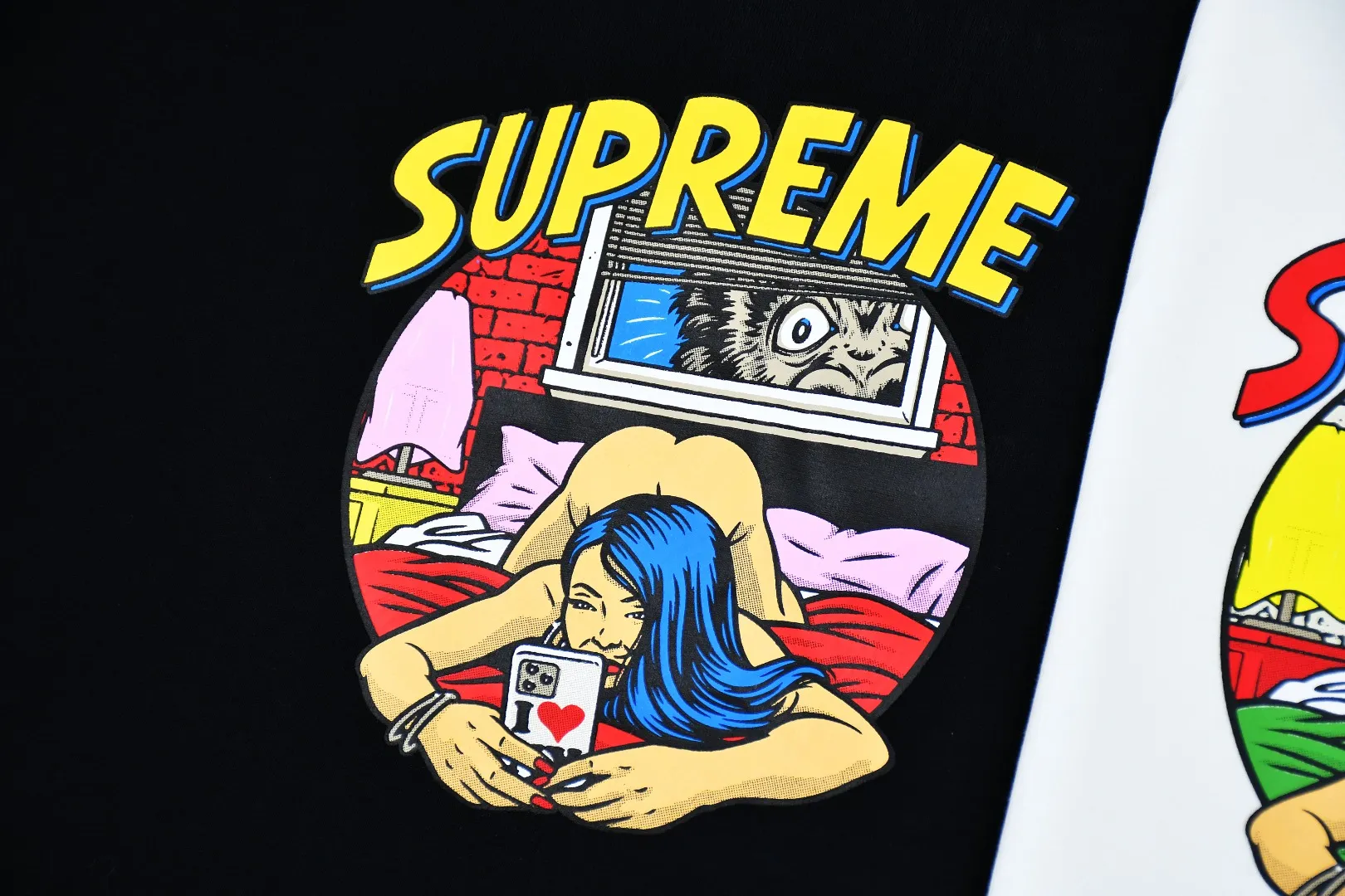 🅿️130 S196 top version Supreme 25ss Bedroom bedroom comic sexy girl printed short-sleeved T-shirt. Refuse to look at pictures to make products. Refuse to compare with wrong versions. Use cylinder seamless technology (original technology, there are no stitched bones on the side of the clothes, key points of identification) The fabrics are all custom-woven and dyed, 280g weight, 100% cotton, cylindrical fabric. Cylindrical fabric is a knitted fabric woven with a cylinder loom. The needles are distributed in a cylindrical shape on the fuselage. The gray fabric is a large cylinder, which needs to be opened and shaped before it can be used further. There are no slits on the side of the clothes, so there is no washing label on the side of ordinary short-sleeves. There is only one collar label behind the neck. The printing uses heat-setting ink printing imported from Belgium (different from conventional heat transfer printing on the market), also known as plastic ink, or self-adhesive ink. Its ingredients: mainly composed of polyvinyl chloride (PVC) and phthalates, including PVC, phthalates, and color fixing agents. , stabilizer, and thickener are mixed to form thermoset ink, which is not the digital direct printing marketed on the market. The printing texture of thermoset ink cannot be achieved by digital direct printing. The new triple collar label has a watermark anti-counterfeiting effect, a real anti-counterfeiting layer, and has a high probability of passing the approved version. The original packaging picture has a high probability of passing Size：S-XL