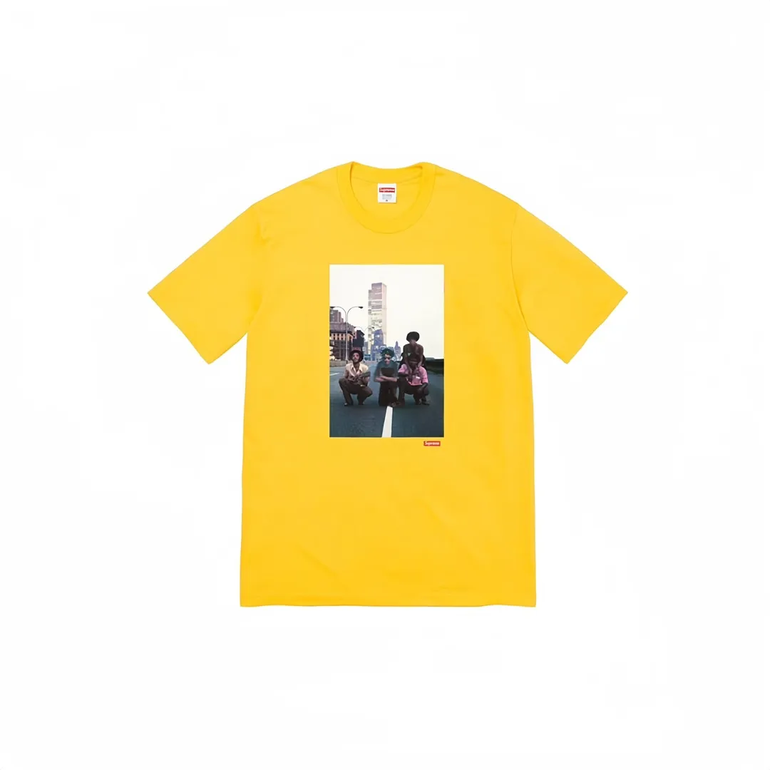 #S15 P110💰 Supreme Week 18 Augustus Pablo Tee Reggae band character printed round neck short-sleeved T-shirt. The same style for men and women is made of 260g combed cotton double yarn. From fabrics to accessories, all three standards are complete and follow ZP. Imported Matsui Company slurry printing will never crack. The whole piece is made of three-needle five-thread technology. The neckline-shoulder seam-sleeve seam is double-lined, which looks more three-dimensional and textured. The same process as the original version, classic version Feel free to compare zp. The whole piece adopts three-needle five-thread craftsmanship. The neckline-shoulder seam-sleeve seam is double-threaded, which looks more three-dimensional and textured.) It has the same craftsmanship as the original original, classic version. Color: black, white, purple, yellow. Size: S M L XL XXL