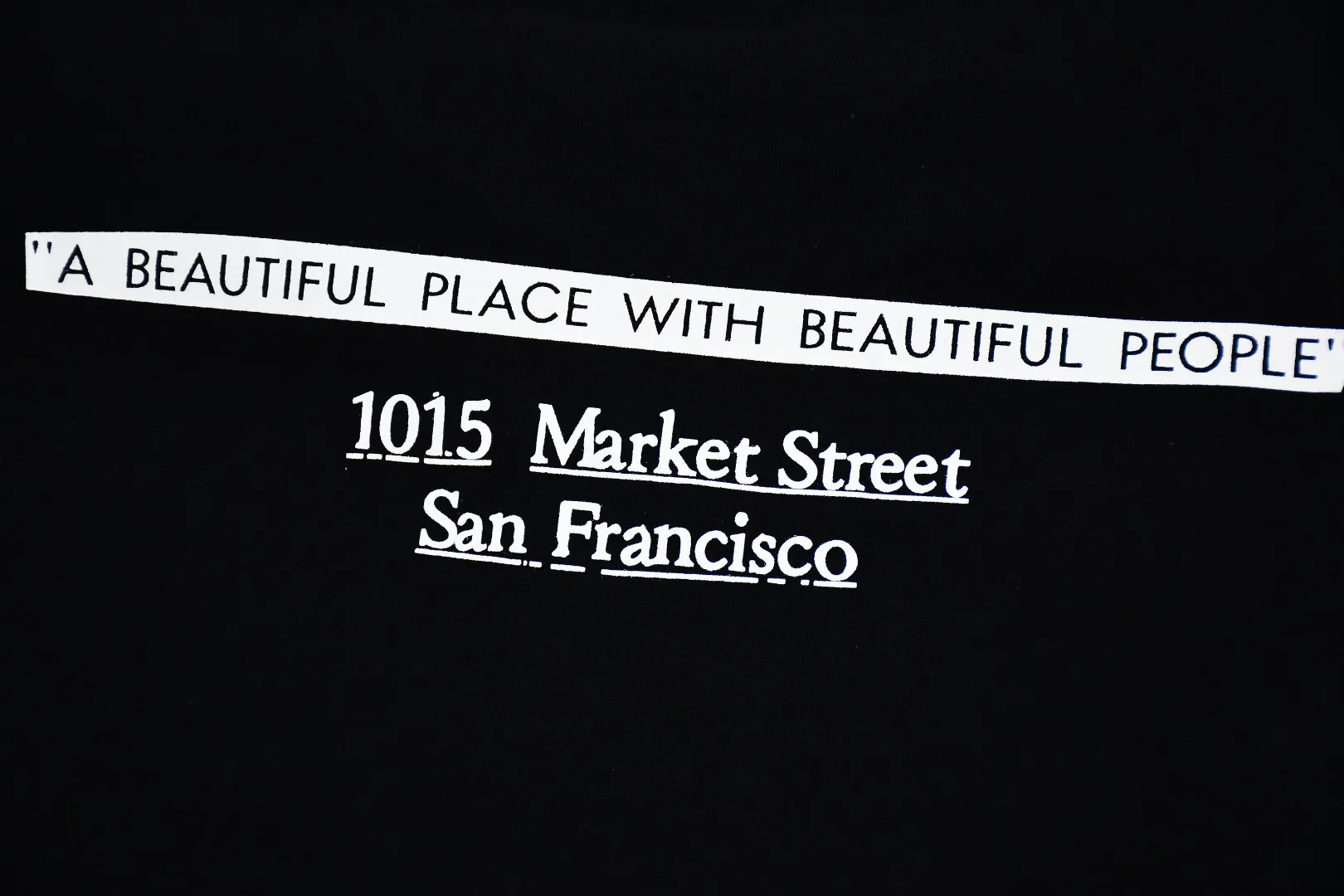 🅿️126 S163 top version Supreme 19FW BOX LOGO short sleeves opened in San Francisco. Refuse to look at pictures to make goods. Refuse to compare with wrong versions. Use cylindrical seamless process (original process, there are no stitched bones on the side of the clothes, the key point of identification) The fabrics are all custom-woven and dyed, 280g weight, 100% cotton, cylindrical fabric. Cylindrical fabric is a knitted fabric woven with a cylinder loom. The needles are distributed in a cylindrical shape on the fuselage. The gray fabric is a large cylinder, which needs to be opened and shaped before it can be used further. There are no slits on the side of the clothes, so there is no washing label on the side of ordinary short-sleeves. There is only one collar label behind the neck. The printing uses thermosetting ink printing imported from Belgium (different from conventional thermal transfer printing), also known as plastic ink, or self-adhesive ink. Its ingredients are: mainly composed of polyvinyl chloride (PVC) and phthalates. PVC and phthalates, solid color The thermoset ink is composed of a mixture of agents, stabilizers, and thickeners. It is not the digital direct printing advertised on the market. The printing texture of thermoset ink cannot be achieved by digital direct printing. The collar label has a watermark anti-counterfeiting effect, a real anti-counterfeiting layer, a version with a high probability of passing the inspection, and a high probability of passing the original packaging picture. Size：S-XL