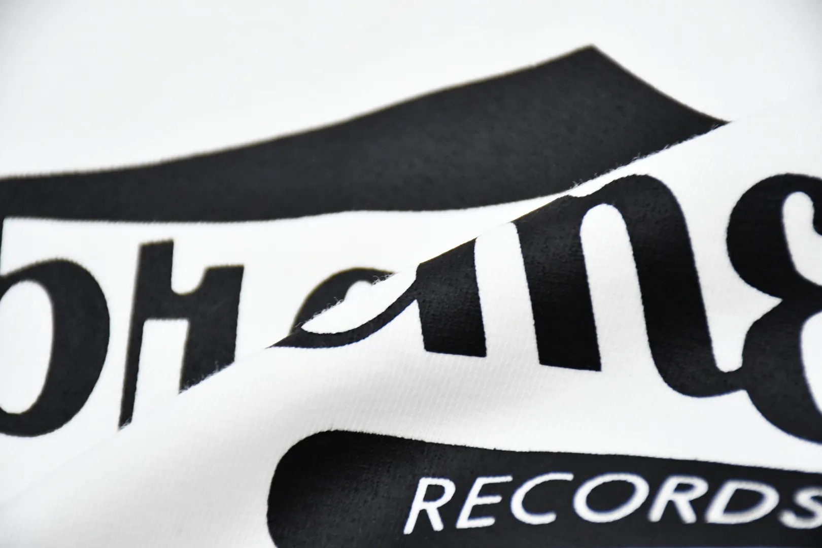 S352💰p130 Top version Supreme 24ss RECORDS recorded printed short-sleeved T-shirt. Refuse to look at pictures to make goods. Refuse to compare with wrong versions. Use cylindrical seamless process (original process. There are no stitched bones on the side of the clothes. Key points of identification) The fabrics are all custom-woven and dyed, 280g weight, 100% cotton, cylindrical fabric. Cylindrical fabric is a knitted fabric woven with a cylinder loom. The needles are distributed in a cylindrical shape on the fuselage. The gray fabric is a large cylinder, which needs to be opened and shaped before it can be used further. There are no slits on the side of the clothes, so there is no washing label on the side of ordinary short-sleeves. There is only one collar label behind the neck. The printing uses thermosetting ink printing imported from Belgium (different from conventional heat transfer printing), also known as plastic ink, or self-adhesive ink. Its ingredients are: mainly composed of polyvinyl chloride (PVC) and phthalates. PVC and phthalates, solid color The thermosetting ink is composed of a mixture of agents, stabilizers, and thickeners. It is not the digital direct printing marketed on the market. The printing texture of thermosetting ink cannot be achieved by digital direct printing. The collar label has a watermark anti-counterfeiting effect, a real anti-counterfeiting layer, a version with a high probability of passing the inspection, and the original packaging picture has a high probability of passing the test. Size：S-XL