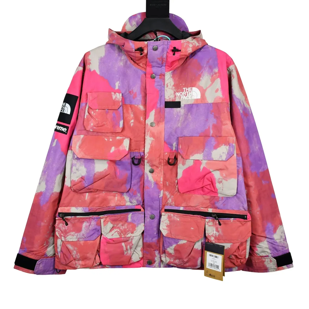MX84💰p650 MAX/top version, exclusive quality on the entire network, ZP player designated version, Supreme SS20 Week 13 x TNF Cargo Jacket, joint North Face multi-pocket jacket, a true jacket, waterproof, windproof, breathable and warm. 1. In order to perfectly restore the original version, the fabric uses 70D*320D# which is extremely difficult and expensive to embroider. 110g/㎡ low-density nylon plain fabric. The fabric is ultra-thin, low-density and breathable. Top-grade waterproof coating is added to both front and back sides to easily achieve the rolling effect of water droplets on a lotus leaf. The main body mesh is 95g/㎡ extra large mesh. 2. The embroidery uses the original embroidery data file. The machine uses the BEHRINGER BEKS-Y924 embroidery machine (a level higher than the Tajima embroidery machine). The machine head tension is small and does little damage to the fabric. The fullness and precision of the embroidery are the best 3. The correct hangtag and the correct accessories. The resin zipper and nylon zipper are purchased from YKK Shanghai Yoshida Company. The special non-domestic standard parts are all custom-made by the foundry. The metal four-button buckle and small zipper hanging beads are all customized at 1:1. The main label and laser are all customized separately for this year's new models. The multiple bags are all folded with lengthened bag openings to achieve waterproof and anti-lost functions. The sewing work is complicated. There are many special machines for edge sealing and many pockets. The density of the fabric is sparse and you will be injured if you are not careful, so they are all produced by the same master craftsmen. Sizes: S~XL