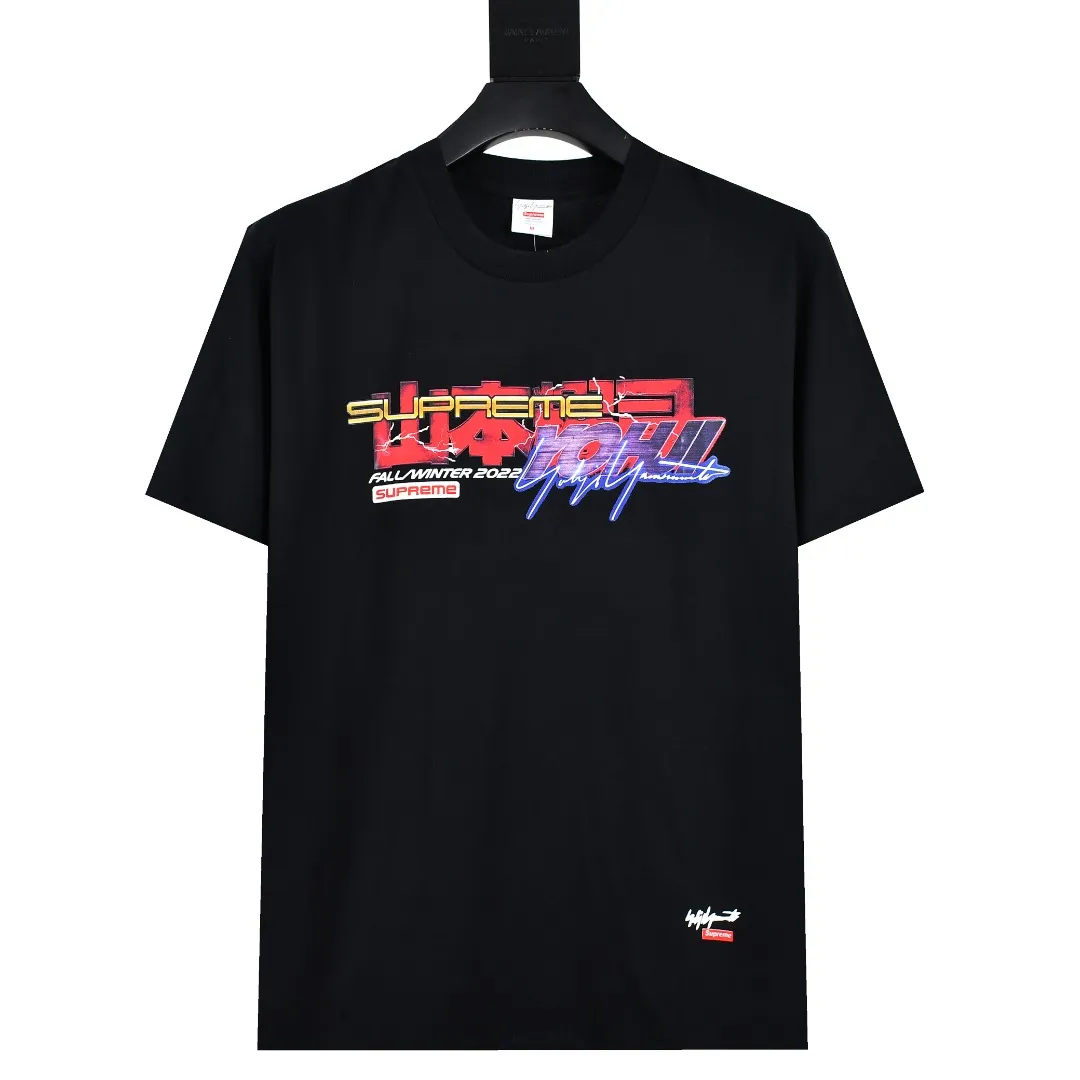 🅿️130 S106 Supreme 22FW Yohji Yamamoto Tekken Tee Yamamoto Yohji co-branded short-sleeved T-shirt. Refuse to look at pictures to make goods. Refuse to compare wrong versions. Use cylindrical seamless technology (original technology, there are no stitched bones on the side of the clothes, key points of identification) The fabrics are all custom-woven and dyed, 280g weight, 100% cotton, cylindrical fabric. Cylindrical fabric is a knitted fabric woven with a cylinder loom. The needles are distributed in a cylindrical shape on the fuselage. The gray fabric is a large cylinder, which needs to be opened and shaped before it can be used further. There are no slits on the side of the clothes, so there is no washing label on the side of ordinary short-sleeves. There is only one collar label behind the neck. The printing uses thermosetting ink printing imported from Belgium, also known as plastic ink, or self-adhesive ink. Its ingredients are: mainly composed of polyvinyl chloride (PVC) and phthalates, including PVC and phthalates, color fixing agents, and stabilizers. The thermosetting ink is composed of a mixture of agents and thickeners, which is not the digital direct printing advertised on the market. The printing texture of thermosetting ink is unachievable by digital direct printing. The collar label has a watermark anti-counterfeiting effect, a real anti-counterfeiting layer, a version with a high probability of passing the inspection, and the original packaging picture has a high probability of passing the test. Size：S-XL