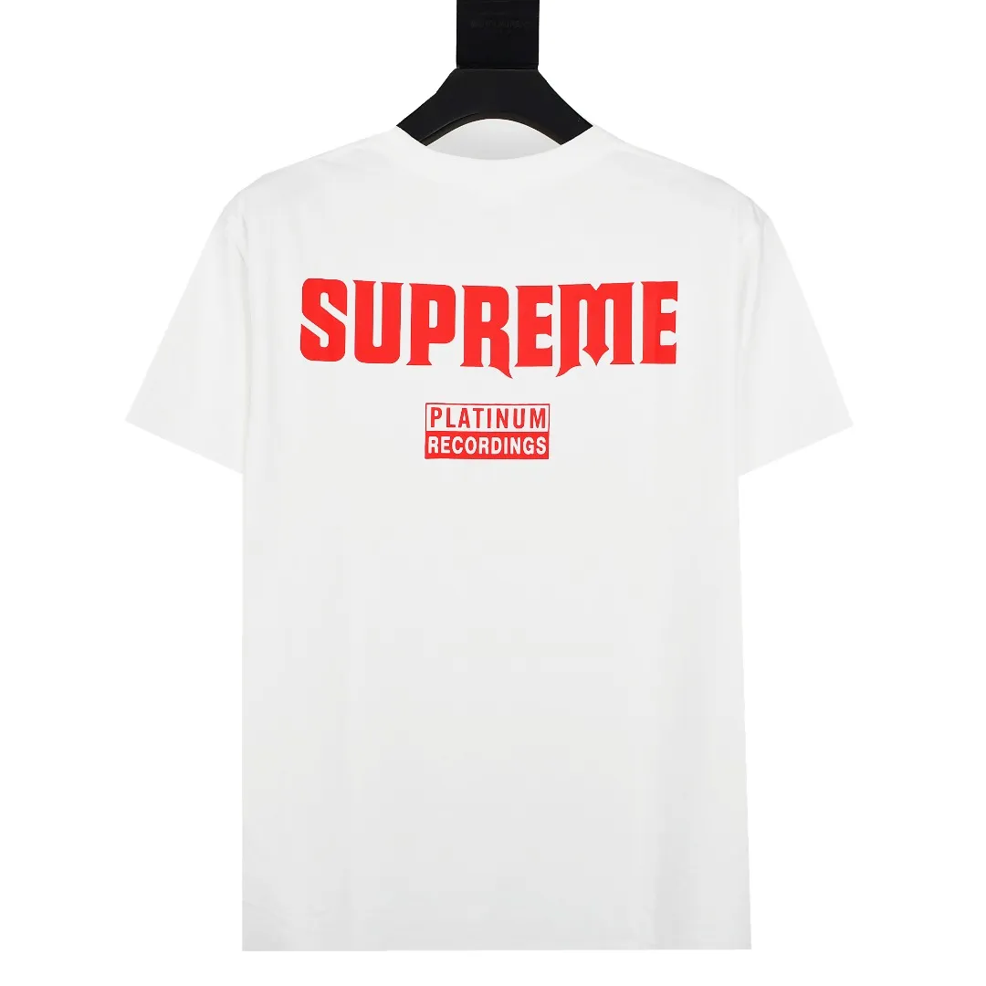 🅿️126 S67 top version Supreme 22SS Still Talking Tee logo printed short-sleeved T-shirt with lettering on the back. For those of us who focus on top-level Sup products, this short-sleeved one is naturally available. It adopts cylindrical seamless technology (original technology, there are no stitched bones on the side of the clothes, the key point of identification) The fabrics are all custom-woven and dyed, 280g weight, 100% cotton, cylindrical fabric. Cylindrical fabric is a knitted fabric woven with a cylinder loom. The needles are distributed in a cylindrical shape on the fuselage. The gray fabric is a large cylinder, which needs to be opened and shaped before further use. There is no slit on the side of the clothes, so there is no washing label on the side of ordinary short-sleeves. There is only one collar label behind the neck. The printing is printed with thermosetting ink, also known as plastic. Ink, or self-adhesive ink, contains ingredients: mainly composed of polyvinyl chloride (PVC) and phthalates. PVC and phthalates, fixing agents, stabilizers, and thickeners are mixed to form a thermal ink. Solid ink is not the digital direct printing advertised on the market. The printing texture of thermoset ink is something that digital direct printing cannot achieve. The collar label has a watermark anti-counterfeiting effect, a real anti-counterfeiting layer, a probability of passing the version, and a high probability of passing the original packaging picture. Size：S-XL