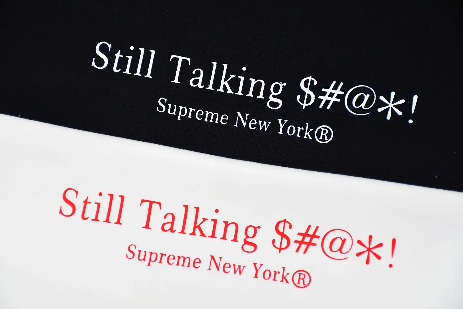 🅿️126 S67 top version Supreme 22SS Still Talking Tee logo printed short-sleeved T-shirt with lettering on the back. For those of us who focus on top-level Sup products, this short-sleeved one is naturally available. It adopts cylindrical seamless technology (original technology, there are no stitched bones on the side of the clothes, the key point of identification) The fabrics are all custom-woven and dyed, 280g weight, 100% cotton, cylindrical fabric. Cylindrical fabric is a knitted fabric woven with a cylinder loom. The needles are distributed in a cylindrical shape on the fuselage. The gray fabric is a large cylinder, which needs to be opened and shaped before further use. There is no slit on the side of the clothes, so there is no washing label on the side of ordinary short-sleeves. There is only one collar label behind the neck. The printing is printed with thermosetting ink, also known as plastic. Ink, or self-adhesive ink, contains ingredients: mainly composed of polyvinyl chloride (PVC) and phthalates. PVC and phthalates, fixing agents, stabilizers, and thickeners are mixed to form a thermal ink. Solid ink is not the digital direct printing advertised on the market. The printing texture of thermoset ink is something that digital direct printing cannot achieve. The collar label has a watermark anti-counterfeiting effect, a real anti-counterfeiting layer, a probability of passing the version, and a high probability of passing the original packaging picture. Size：S-XL