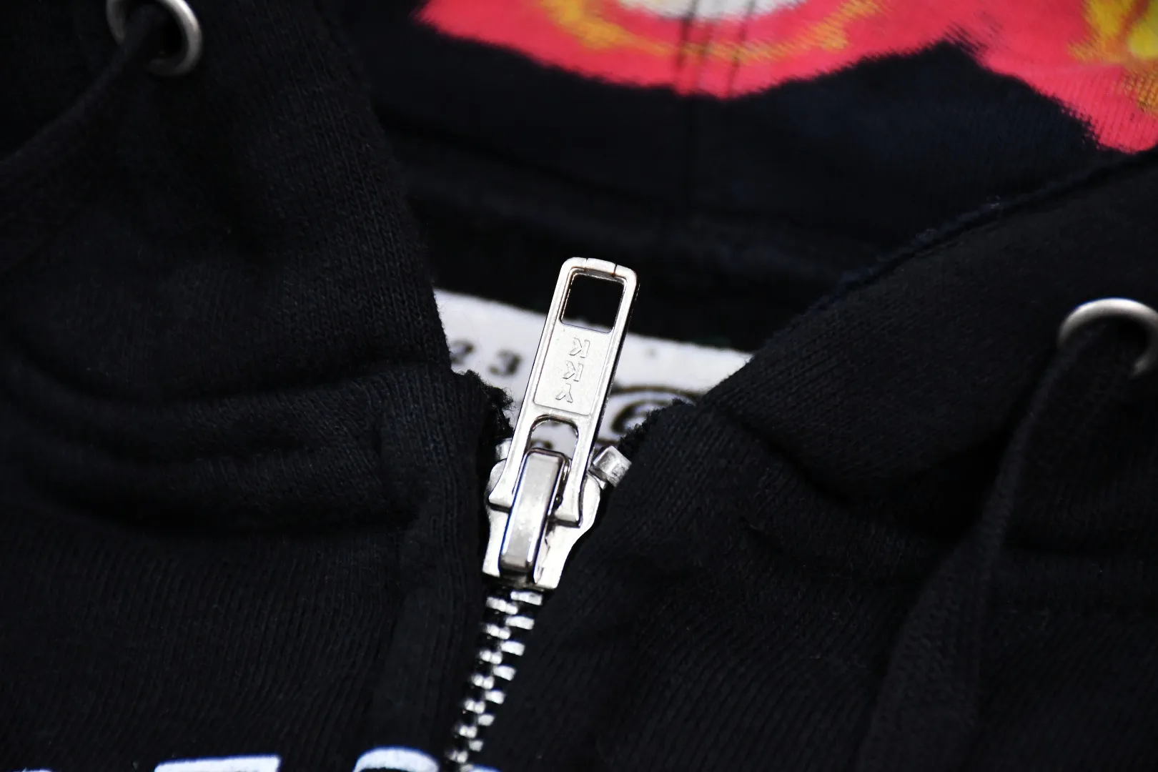 🅿️520 S262 top version Supreme 24ss MM6 Margiela joint skull and will-o'-the-wisp zipper hoodie ZP test custom weaving and dyeing pure cotton 460G fleece main fabric garment destruction treatment Printing uses thermoset ink printing, also known as plastic ink, or self-adhesive ink. Its ingredients are: mainly composed of polyvinyl chloride (PVC) and phthalates. PVC and phthalates, color fixing agents, stabilizers, and thickeners are mixed to form thermoset ink. It is not the digital direct printing advertised on the market. The printing texture of thermoset ink is unachievable by digital direct printing. Customized ZP co-branding YKK zipper/main label/wash label/tag/packaging bag (equipped with extra-large thickened handbag) There is a probability of passing the inspection version, and the original packaging picture has a high probability of passing Size: S-XL