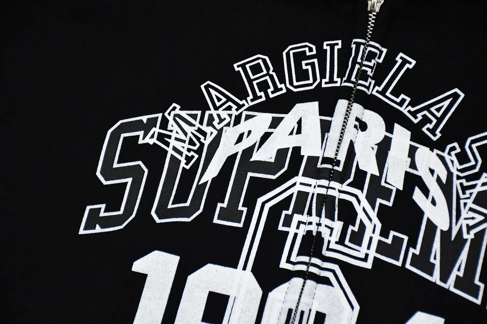🅿️520 S262 top version Supreme 24ss MM6 Margiela joint skull and will-o'-the-wisp zipper hoodie ZP test custom weaving and dyeing pure cotton 460G fleece main fabric garment destruction treatment Printing uses thermoset ink printing, also known as plastic ink, or self-adhesive ink. Its ingredients are: mainly composed of polyvinyl chloride (PVC) and phthalates. PVC and phthalates, color fixing agents, stabilizers, and thickeners are mixed to form thermoset ink. It is not the digital direct printing advertised on the market. The printing texture of thermoset ink is unachievable by digital direct printing. Customized ZP co-branding YKK zipper/main label/wash label/tag/packaging bag (equipped with extra-large thickened handbag) There is a probability of passing the inspection version, and the original packaging picture has a high probability of passing Size: S-XL