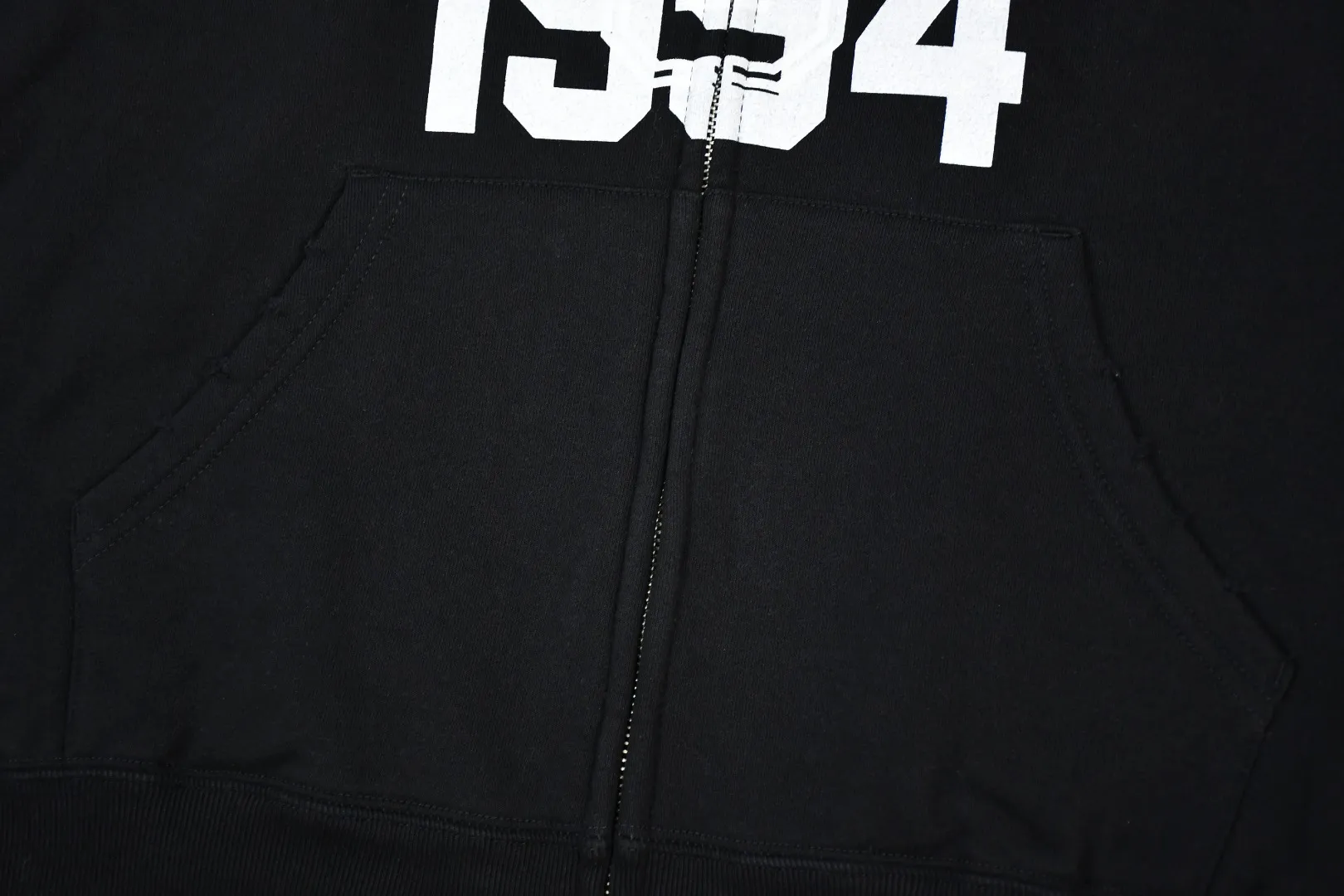 🅿️520 S262 top version Supreme 24ss MM6 Margiela joint skull and will-o'-the-wisp zipper hoodie ZP test custom weaving and dyeing pure cotton 460G fleece main fabric garment destruction treatment Printing uses thermoset ink printing, also known as plastic ink, or self-adhesive ink. Its ingredients are: mainly composed of polyvinyl chloride (PVC) and phthalates. PVC and phthalates, color fixing agents, stabilizers, and thickeners are mixed to form thermoset ink. It is not the digital direct printing advertised on the market. The printing texture of thermoset ink is unachievable by digital direct printing. Customized ZP co-branding YKK zipper/main label/wash label/tag/packaging bag (equipped with extra-large thickened handbag) There is a probability of passing the inspection version, and the original packaging picture has a high probability of passing Size: S-XL