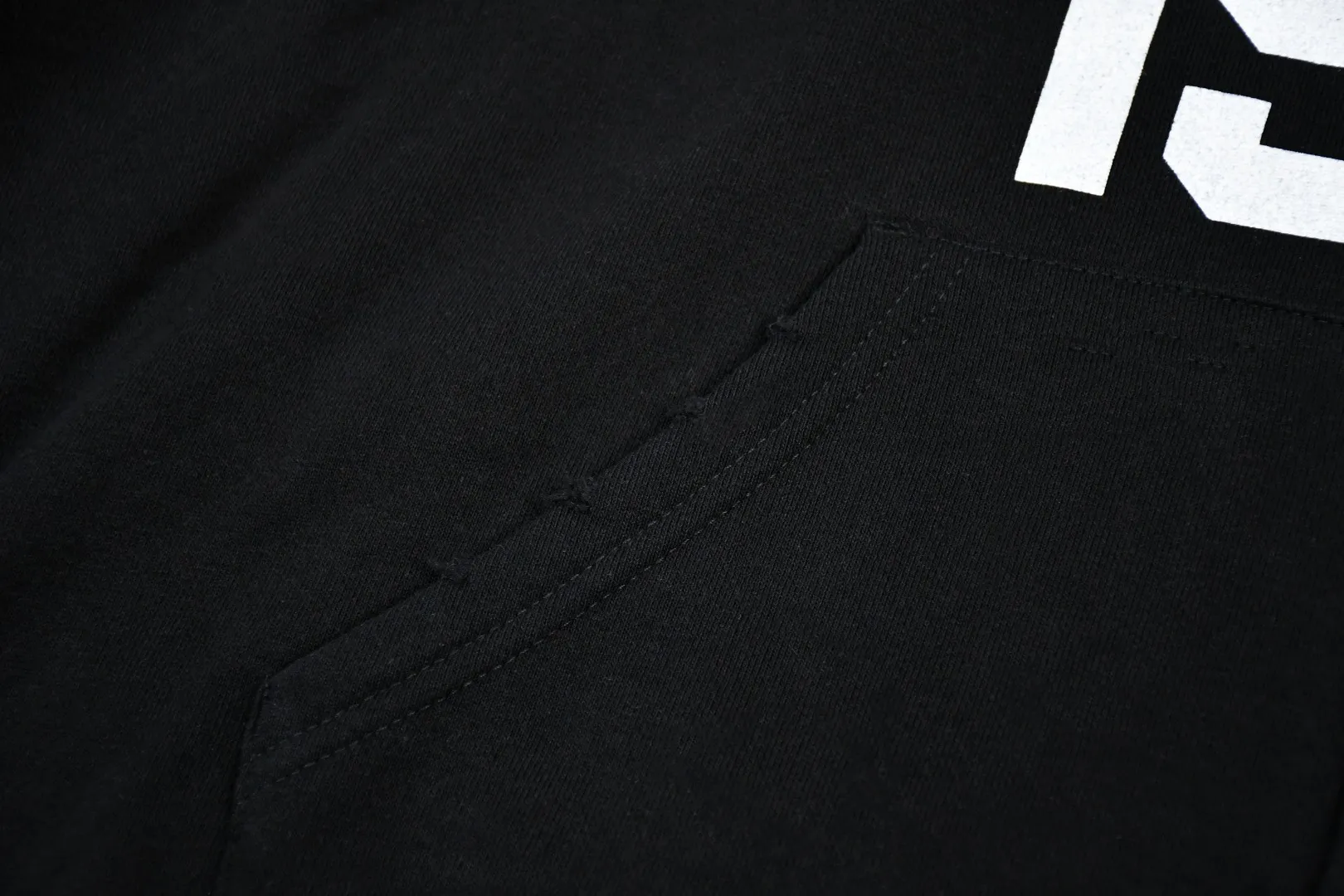 🅿️520 S262 top version Supreme 24ss MM6 Margiela joint skull and will-o'-the-wisp zipper hoodie ZP test custom weaving and dyeing pure cotton 460G fleece main fabric garment destruction treatment Printing uses thermoset ink printing, also known as plastic ink, or self-adhesive ink. Its ingredients are: mainly composed of polyvinyl chloride (PVC) and phthalates. PVC and phthalates, color fixing agents, stabilizers, and thickeners are mixed to form thermoset ink. It is not the digital direct printing advertised on the market. The printing texture of thermoset ink is unachievable by digital direct printing. Customized ZP co-branding YKK zipper/main label/wash label/tag/packaging bag (equipped with extra-large thickened handbag) There is a probability of passing the inspection version, and the original packaging picture has a high probability of passing Size: S-XL