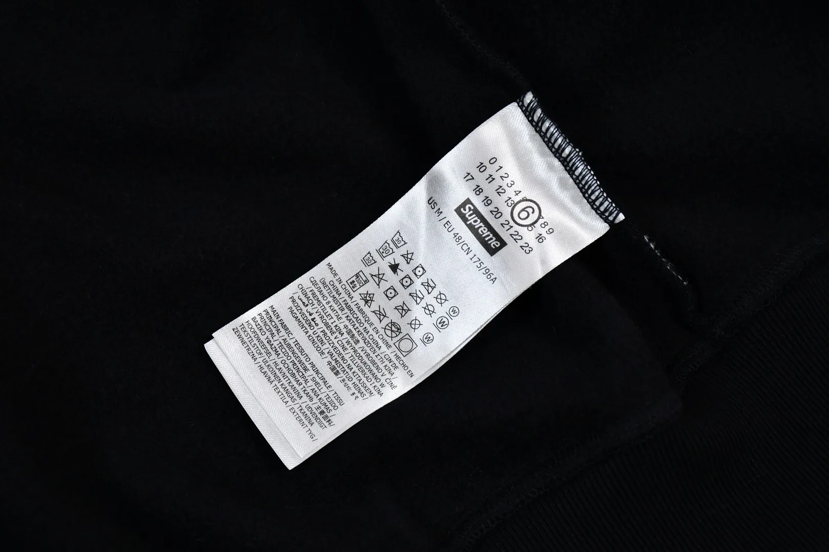 🅿️520 S262 top version Supreme 24ss MM6 Margiela joint skull and will-o'-the-wisp zipper hoodie ZP test custom weaving and dyeing pure cotton 460G fleece main fabric garment destruction treatment Printing uses thermoset ink printing, also known as plastic ink, or self-adhesive ink. Its ingredients are: mainly composed of polyvinyl chloride (PVC) and phthalates. PVC and phthalates, color fixing agents, stabilizers, and thickeners are mixed to form thermoset ink. It is not the digital direct printing advertised on the market. The printing texture of thermoset ink is unachievable by digital direct printing. Customized ZP co-branding YKK zipper/main label/wash label/tag/packaging bag (equipped with extra-large thickened handbag) There is a probability of passing the inspection version, and the original packaging picture has a high probability of passing Size: S-XL