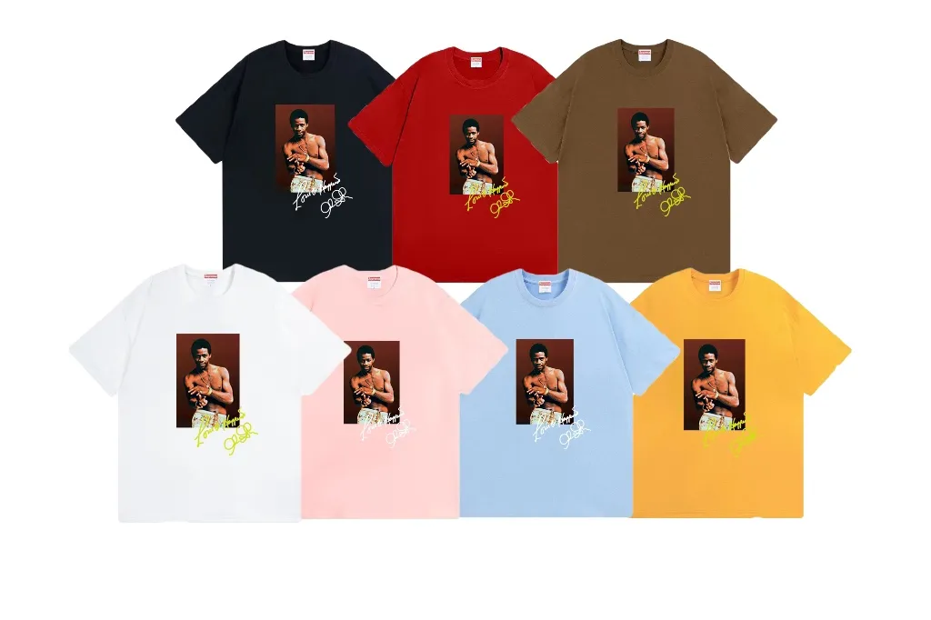 #S126 p110💰 SupremeSS22Week1AlGreenTee Al Green soul singer character print Loose version Made of 260g combed cotton double yarn From fabrics to accessories, all three standards are complete and ZP-imported Matsui Company slurry printing will never crack The whole piece adopts three-needle five-thread technology (neckline-shoulder seam-sleeve seam double line, looks more three-dimensional and textured) The same process as the original version, classic version Feel free to compare zp. The whole piece adopts three-needle five-thread craftsmanship (neckline-shoulder seam-sleeve seam double thread, which looks more three-dimensional and textured). It has the same craftsmanship as the genuine original, classic version. Color: Black White Red Brown Yellow Light Blue Pink Size: S M L XL XXL