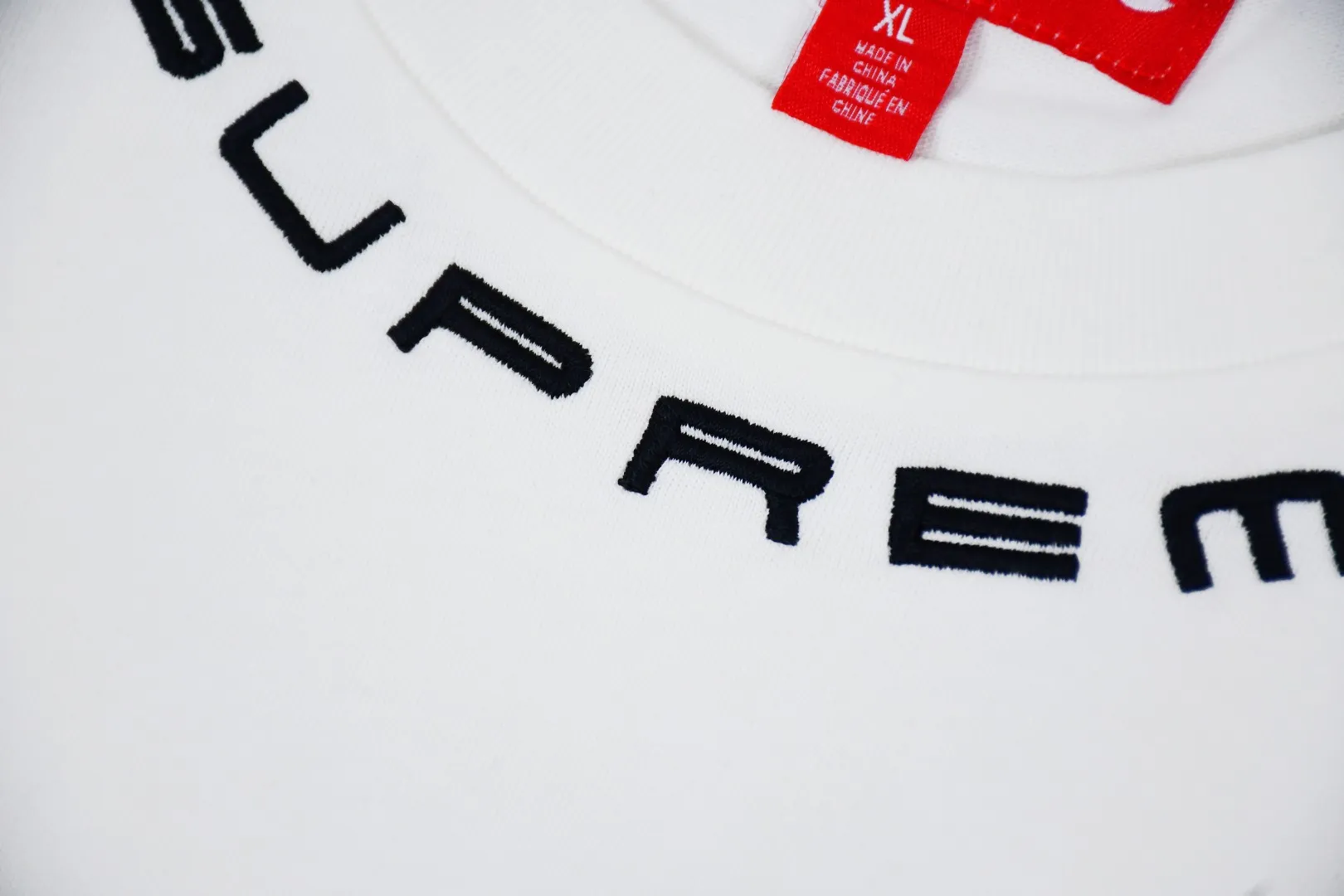 🅿️166 S277 Supreme 23fw COLLAR LOGO L/S TOP Embroidery Long-sleeved T-shirt ZP test Custom weaving and dyeing Pure cotton 320g Fabric Embroidery is done by BEHRINGER BEKS-Y924 machine (one level higher than Tajima embroidery machine) Embroidery thickness, saturation and size are consistent with ZP Customized ZP co-branding Main label/wash water label/hangtag/packaging bag The version with a high probability of passing the test will pass the original packaging picture. Size: S-XL