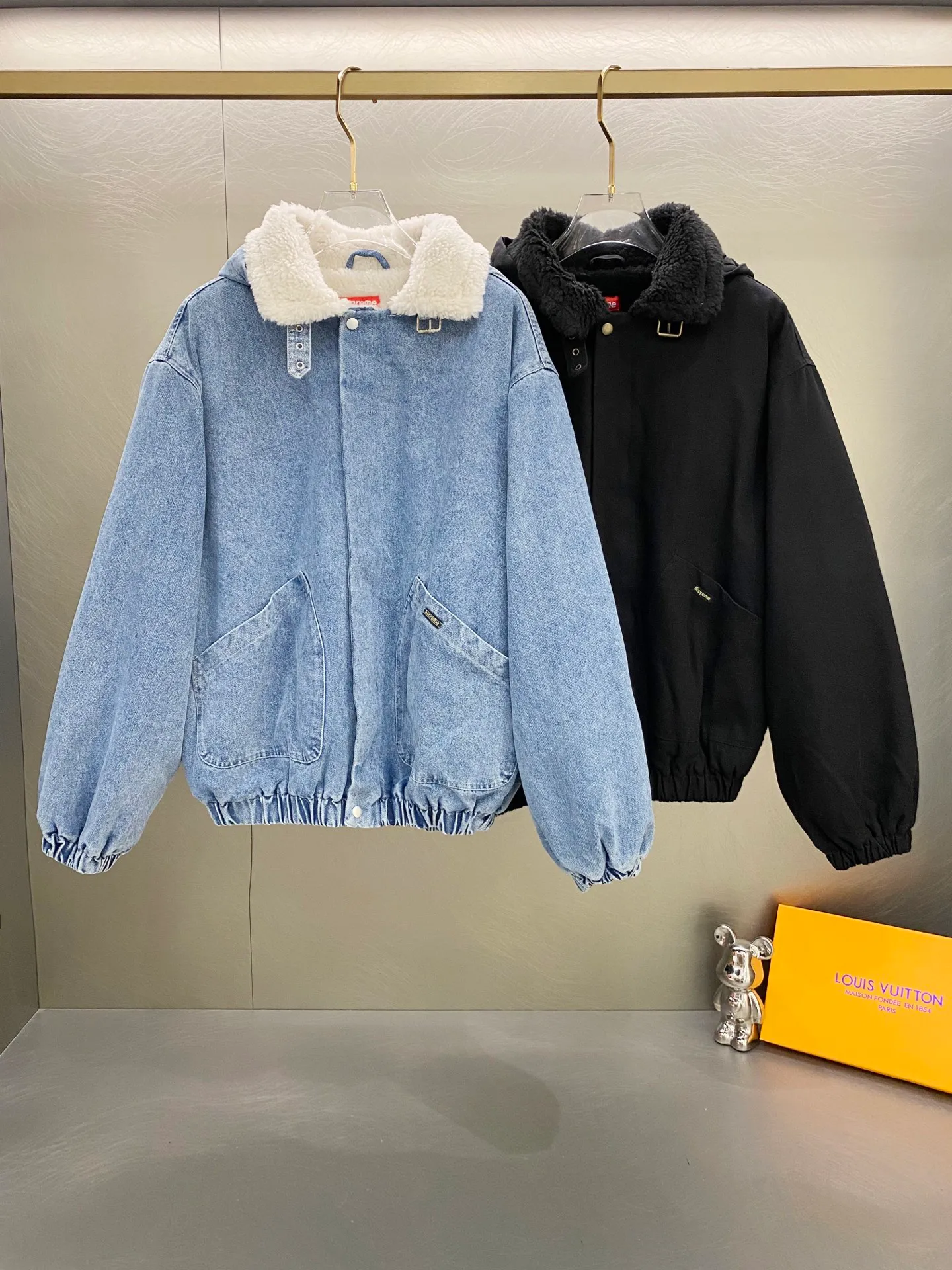 P600 Supreme FW24 WEEK6 Faux Shearling Lined Bomber Jacket Denim lambswool jacket, coat, same style for men and women, the most handsome denim cotton jacket, removable hood, custom-dyed lambswool inside, consistent wool body color, weight up to 1000g, the whole piece of clothing is very thick and warm, as warm as a down jacket, one piece is enough for autumn and winter, the face denim fabric is washed first, and then spliced with lambswool Ensure that the inner fur will not change color and dye, maintaining the original effect. Loose fit. Color: Black Blue Size: S M L XL