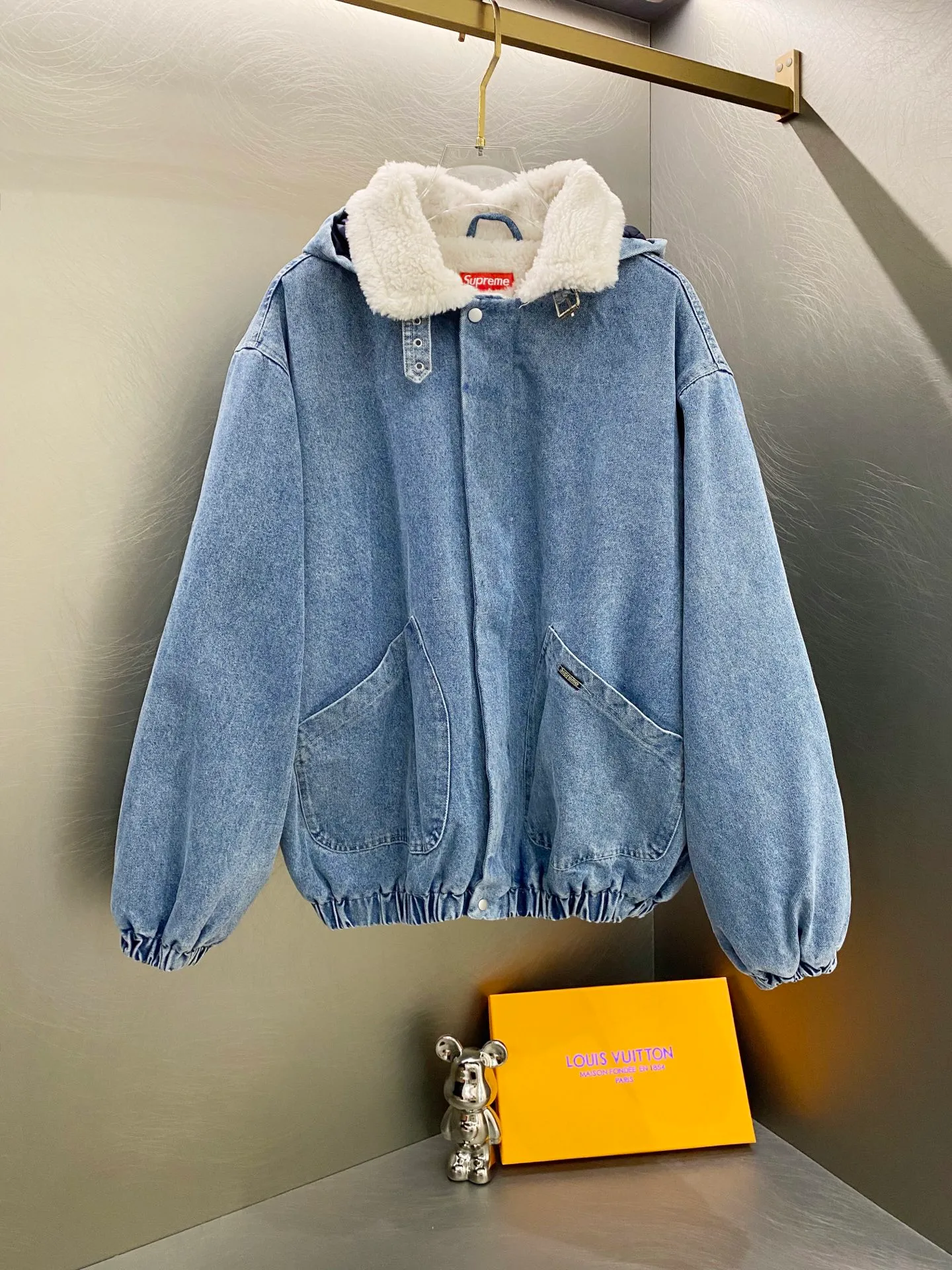 P600 Supreme FW24 WEEK6 Faux Shearling Lined Bomber Jacket Denim lambswool jacket, coat, same style for men and women, the most handsome denim cotton jacket, removable hood, custom-dyed lambswool inside, consistent wool body color, weight up to 1000g, the whole piece of clothing is very thick and warm, as warm as a down jacket, one piece is enough for autumn and winter, the face denim fabric is washed first, and then spliced with lambswool Ensure that the inner fur will not change color and dye, maintaining the original effect. Loose fit. Color: Black Blue Size: S M L XL