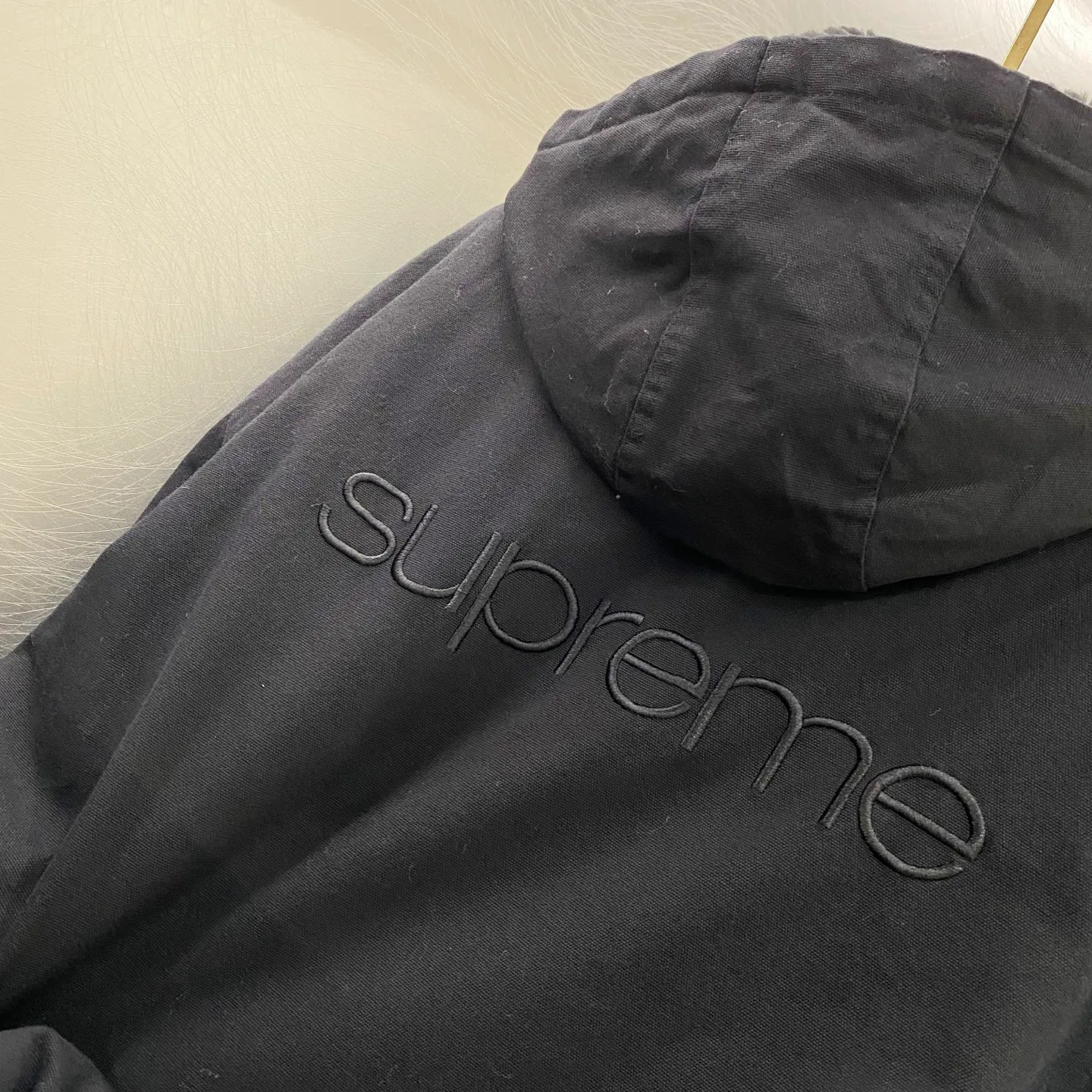 P600 Supreme FW24 WEEK6 Faux Shearling Lined Bomber Jacket Denim lambswool jacket, coat, same style for men and women, the most handsome denim cotton jacket, removable hood, custom-dyed lambswool inside, consistent wool body color, weight up to 1000g, the whole piece of clothing is very thick and warm, as warm as a down jacket, one piece is enough for autumn and winter, the face denim fabric is washed first, and then spliced with lambswool Ensure that the inner fur will not change color and dye, maintaining the original effect. Loose fit. Color: Black Blue Size: S M L XL