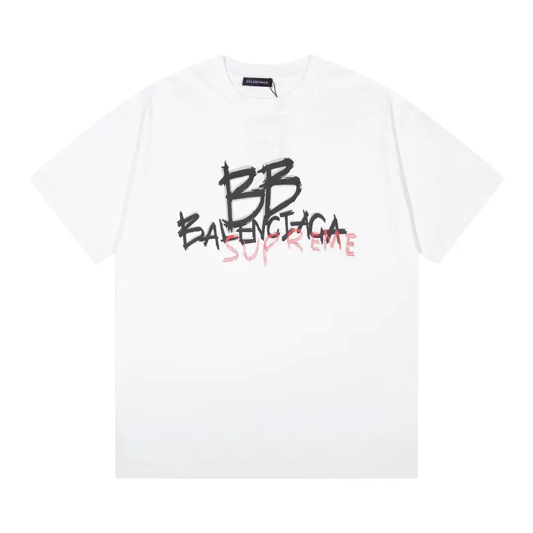 #S63 P110💰 Balenciaga co-branded supreme printed short-sleeves, loose fit, made of 260g combed cotton double yarn, all three standards from fabrics to accessories are in compliance with ZP. Imported Matsui company slurry printing will never crack. The whole piece is made of three-needle five-thread technology. The neckline-shoulder seam-sleeve seam is double-lined, which looks more three-dimensional and textured.) It has the same craftsmanship as the original version, and has a classic version. Feel free to compare zp. The whole piece is made using three-needle five-thread craftsmanship. The neckline-shoulder seam-sleeve seam is double-threaded, which looks more three-dimensional and textured.) It has the same craftsmanship as the original original, classic version. Color: black and white. Size: S M L XL XXL.
