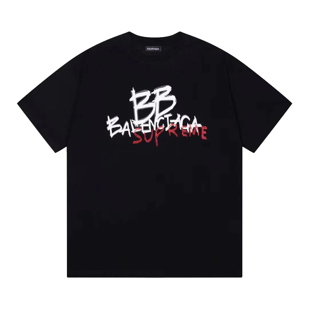 #S63 P110💰 Balenciaga co-branded supreme printed short-sleeves, loose fit, made of 260g combed cotton double yarn, all three standards from fabrics to accessories are in compliance with ZP. Imported Matsui company slurry printing will never crack. The whole piece is made of three-needle five-thread technology. The neckline-shoulder seam-sleeve seam is double-lined, which looks more three-dimensional and textured.) It has the same craftsmanship as the original version, and has a classic version. Feel free to compare zp. The whole piece is made using three-needle five-thread craftsmanship. The neckline-shoulder seam-sleeve seam is double-threaded, which looks more three-dimensional and textured.) It has the same craftsmanship as the original original, classic version. Color: black and white. Size: S M L XL XXL.