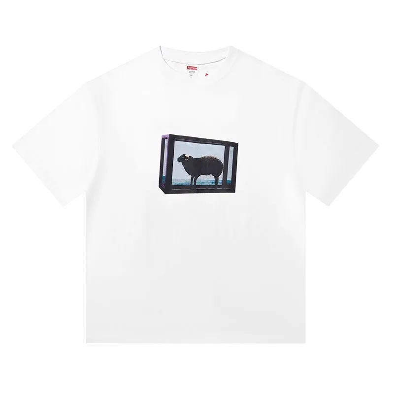 S143 P110💰 SUPREME retro niche trendy brand sheep print casual high street American style foreign trade pure cotton round neck short sleeves for men and women loose fit using 260g combed cotton double yarn from fabrics to accessories All three standards are complete and follow ZP Imported Matsui company slurry printing will never crack The whole piece adopts three-needle five-thread technology (collar-shoulder seam-sleeve seam double line, looks more three-dimensional and textured) consistent with the original version, classic version Feel free to compare zp. The whole piece adopts three-needle five-thread craftsmanship. The neckline-shoulder seam-sleeve seam is double-threaded, which looks more three-dimensional and textured.) It has the same craftsmanship as the original original, classic version. Color: Black White Size: S M L XL XXL