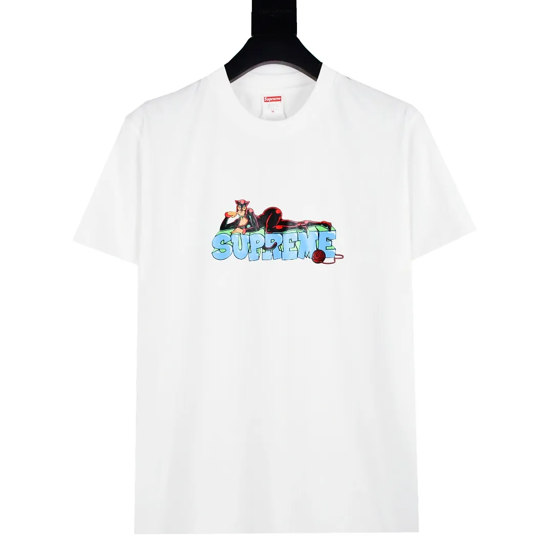 S212💰p136 Top version Supreme 22FW Week Catwoman Tee Catwoman printed short-sleeved cartoon letter pattern T-shirt. For those of us who focus on top-level Sup products, this short-sleeved one is naturally available. It adopts cylindrical seamless technology (original technology, there are no stitching bones on the side of the clothes, the focus of identification) The fabrics are all custom-woven and dyed, 280g weight, 100% cotton, cylindrical fabric. Cylindrical fabric is knitted fabric woven with a cylinder loom. The needles are distributed in a cylindrical shape on the fuselage. The gray fabric is a large cylinder that needs to be opened and shaped before it can be used further. There are no slits on the side of the clothes, so there is no washing label on the side of ordinary short-sleeves. There is only one collar label behind the neck. The printing is printed with thermosetting ink, also known as plastic. Ink, or self-adhesive ink, contains ingredients: mainly composed of polyvinyl chloride (PVC) and phthalates. PVC and phthalates, fixatives, stabilizers, and thickeners are mixed to form a thermal ink. Solid ink is not the digital direct printing advertised on the market. The printing texture of thermoset ink is something that digital direct printing cannot achieve. The collar label has a watermark anti-counterfeiting effect, a real anti-counterfeiting layer, a probability of passing the version, and a high probability of passing the original packaging picture. Size：S-XL