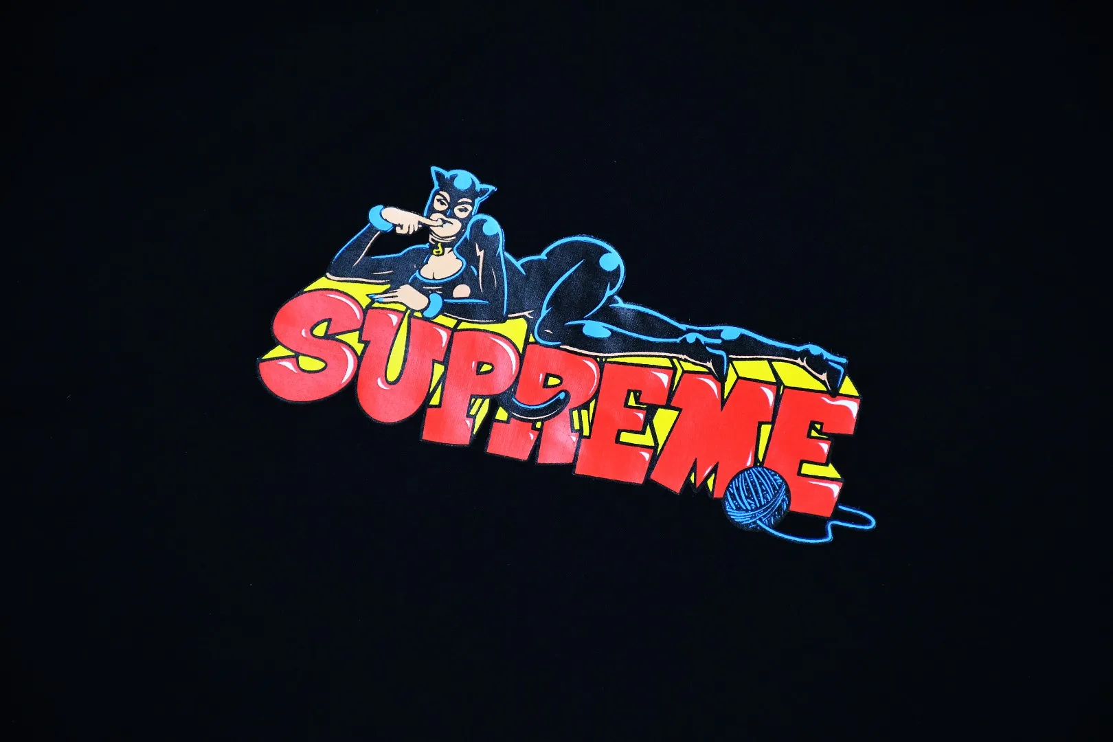 S212💰p136 Top version Supreme 22FW Week Catwoman Tee Catwoman printed short-sleeved cartoon letter pattern T-shirt. For those of us who focus on top-level Sup products, this short-sleeved one is naturally available. It adopts cylindrical seamless technology (original technology, there are no stitching bones on the side of the clothes, the focus of identification) The fabrics are all custom-woven and dyed, 280g weight, 100% cotton, cylindrical fabric. Cylindrical fabric is knitted fabric woven with a cylinder loom. The needles are distributed in a cylindrical shape on the fuselage. The gray fabric is a large cylinder that needs to be opened and shaped before it can be used further. There are no slits on the side of the clothes, so there is no washing label on the side of ordinary short-sleeves. There is only one collar label behind the neck. The printing is printed with thermosetting ink, also known as plastic. Ink, or self-adhesive ink, contains ingredients: mainly composed of polyvinyl chloride (PVC) and phthalates. PVC and phthalates, fixatives, stabilizers, and thickeners are mixed to form a thermal ink. Solid ink is not the digital direct printing advertised on the market. The printing texture of thermoset ink is something that digital direct printing cannot achieve. The collar label has a watermark anti-counterfeiting effect, a real anti-counterfeiting layer, a probability of passing the version, and a high probability of passing the original packaging picture. Size：S-XL
