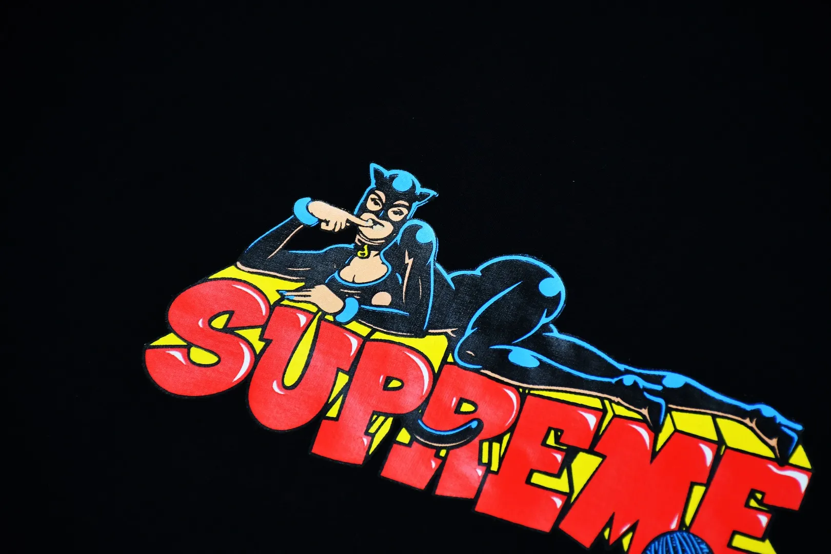 S212💰p136 Top version Supreme 22FW Week Catwoman Tee Catwoman printed short-sleeved cartoon letter pattern T-shirt. For those of us who focus on top-level Sup products, this short-sleeved one is naturally available. It adopts cylindrical seamless technology (original technology, there are no stitching bones on the side of the clothes, the focus of identification) The fabrics are all custom-woven and dyed, 280g weight, 100% cotton, cylindrical fabric. Cylindrical fabric is knitted fabric woven with a cylinder loom. The needles are distributed in a cylindrical shape on the fuselage. The gray fabric is a large cylinder that needs to be opened and shaped before it can be used further. There are no slits on the side of the clothes, so there is no washing label on the side of ordinary short-sleeves. There is only one collar label behind the neck. The printing is printed with thermosetting ink, also known as plastic. Ink, or self-adhesive ink, contains ingredients: mainly composed of polyvinyl chloride (PVC) and phthalates. PVC and phthalates, fixatives, stabilizers, and thickeners are mixed to form a thermal ink. Solid ink is not the digital direct printing advertised on the market. The printing texture of thermoset ink is something that digital direct printing cannot achieve. The collar label has a watermark anti-counterfeiting effect, a real anti-counterfeiting layer, a probability of passing the version, and a high probability of passing the original packaging picture. Size：S-XL