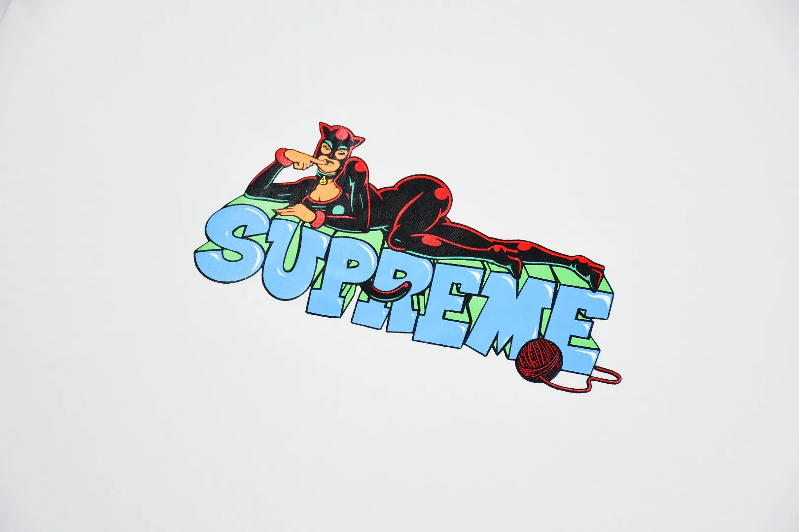 S212💰p136 Top version Supreme 22FW Week Catwoman Tee Catwoman printed short-sleeved cartoon letter pattern T-shirt. For those of us who focus on top-level Sup products, this short-sleeved one is naturally available. It adopts cylindrical seamless technology (original technology, there are no stitching bones on the side of the clothes, the focus of identification) The fabrics are all custom-woven and dyed, 280g weight, 100% cotton, cylindrical fabric. Cylindrical fabric is knitted fabric woven with a cylinder loom. The needles are distributed in a cylindrical shape on the fuselage. The gray fabric is a large cylinder that needs to be opened and shaped before it can be used further. There are no slits on the side of the clothes, so there is no washing label on the side of ordinary short-sleeves. There is only one collar label behind the neck. The printing is printed with thermosetting ink, also known as plastic. Ink, or self-adhesive ink, contains ingredients: mainly composed of polyvinyl chloride (PVC) and phthalates. PVC and phthalates, fixatives, stabilizers, and thickeners are mixed to form a thermal ink. Solid ink is not the digital direct printing advertised on the market. The printing texture of thermoset ink is something that digital direct printing cannot achieve. The collar label has a watermark anti-counterfeiting effect, a real anti-counterfeiting layer, a probability of passing the version, and a high probability of passing the original packaging picture. Size：S-XL
