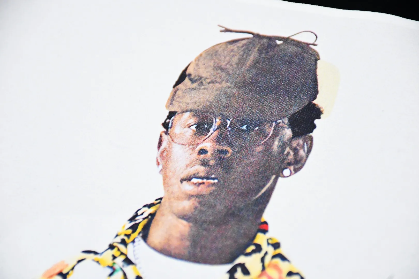 🅿️140 S181 top version Supreme FW24 Tyler The Creator Tee Tyler portrait printed round neck short-sleeved T. Refuse to look at pictures to make products. Refuse to compare wrong versions. Use cylindrical seamless technology (original technology, there is no stitching bone on the side of the clothes, identification key point) The fabrics are all custom-woven and dyed, 280g weight, 100% cotton, cylindrical fabric. Cylindrical fabric is a knitted fabric woven with a cylinder loom. The needles are distributed in a cylindrical shape on the fuselage. The gray fabric is a large cylinder, which needs to be opened and shaped before it can be used further. There are no slits on the side of the clothes, so there is no washing label on the side of ordinary short-sleeves. There is only one collar label behind the neck. The printing uses thermosetting ink printing imported from Belgium (different from conventional thermal transfer printing), also known as plastic ink, or self-adhesive ink. Its ingredients are: mainly composed of polyvinyl chloride (PVC) and phthalates, including PVC and phthalates, fixing agents, Stabilizers and thickeners are mixed to form thermosetting ink, which is not the digital direct printing advertised on the market. The printing texture of thermosetting ink is unachievable by digital direct printing. The new triple collar label has a watermark anti-counterfeiting effect, a real anti-counterfeiting layer, a version with a high probability of passing the inspection, and the original packaging picture has a high probability of passing the test. Size：S-XL