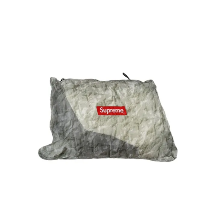 MX28# Exclusive quality 💰p630 Tested version Supreme FW19 The North Face Paper Print Nuptse North Face Wrinkle Paper Waste Paper Down Jacket Fabric: The fabric production process is completely compared to ZP. It uses 400T nylon 0.05×0.05 dark grid fabric. The hat shoulders and lining are made of the same fabric. This is consistent with ZP. Inner storage bag design. The entire down jacket can be stored in a small bag for easy storage and portability. Printing: Use the pattern of waste paper pleats. Light gray with a little dark green. It is definitely not the off-white that is printed on the market. Down filling: 560 grams of national standard 90 white duck down is filled inside. Full warmth retention effect. 700 fill power. Invincible effect. ZP14070➕Purchased for printing. The only correct version on the market. All details are consistent with ZP. No changes have been made. Details are in place. Authentic quality. Full of sincerity. Reprinted and sold. Size: S-XL