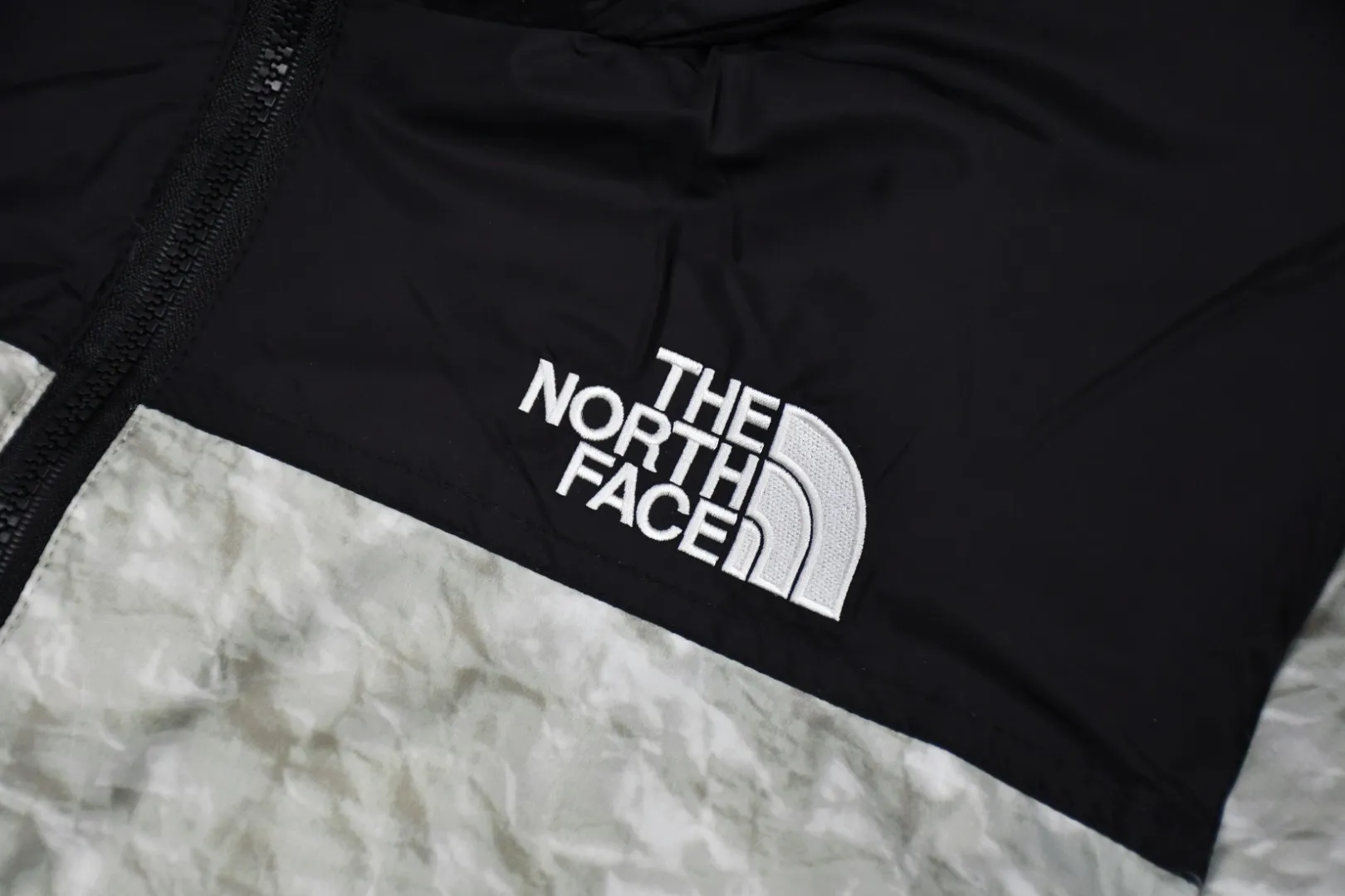 MX28# Exclusive quality 💰p630 Tested version Supreme FW19 The North Face Paper Print Nuptse North Face Wrinkle Paper Waste Paper Down Jacket Fabric: The fabric production process is completely compared to ZP. It uses 400T nylon 0.05×0.05 dark grid fabric. The hat shoulders and lining are made of the same fabric. This is consistent with ZP. Inner storage bag design. The entire down jacket can be stored in a small bag for easy storage and portability. Printing: Use the pattern of waste paper pleats. Light gray with a little dark green. It is definitely not the off-white that is printed on the market. Down filling: 560 grams of national standard 90 white duck down is filled inside. Full warmth retention effect. 700 fill power. Invincible effect. ZP14070➕Purchased for printing. The only correct version on the market. All details are consistent with ZP. No changes have been made. Details are in place. Authentic quality. Full of sincerity. Reprinted and sold. Size: S-XL
