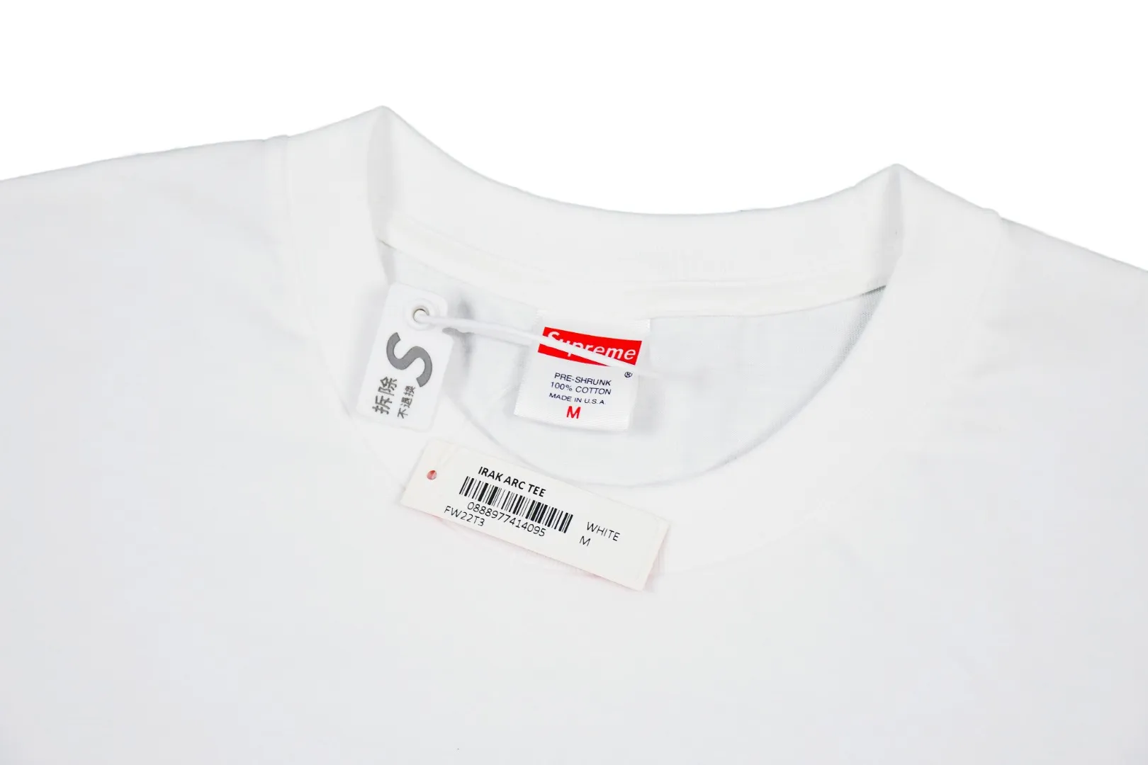 🅿️120 S78 top version Supreme "Play Dead" Tee movie commemorative box logo short-sleeved T-shirt. For those of us who focus on top-level Sup products, this short-sleeved one is naturally available. It adopts cylindrical seamless technology (original technology, there are no gaps on the sides of the clothes, the key point of identification) The fabrics are all custom-woven and dyed, 280g weight, 100% cotton, cylindrical fabric. Cylindrical fabric is a knitted fabric woven with a cylinder loom. The needles are distributed in a cylindrical shape on the fuselage. The gray fabric is a large cylinder, which needs to be opened and shaped before further use. There is no slit on the side of the clothes, so there is no washing label on the side of ordinary short-sleeves. There is only one collar label behind the neck. The printing is printed with thermosetting ink, also known as plastic. Ink, or self-adhesive ink, contains ingredients: mainly composed of polyvinyl chloride (PVC) and phthalates. PVC and phthalates, fixing agents, stabilizers, and thickeners are mixed to form a thermal ink. Solid ink is not the digital direct printing advertised on the market. The printing texture of thermoset ink is something that digital direct printing cannot achieve. The collar label has a watermark anti-counterfeiting effect, a real anti-counterfeiting layer, a probability of passing the version, and a high probability of passing the original packaging picture. Size：S-XL