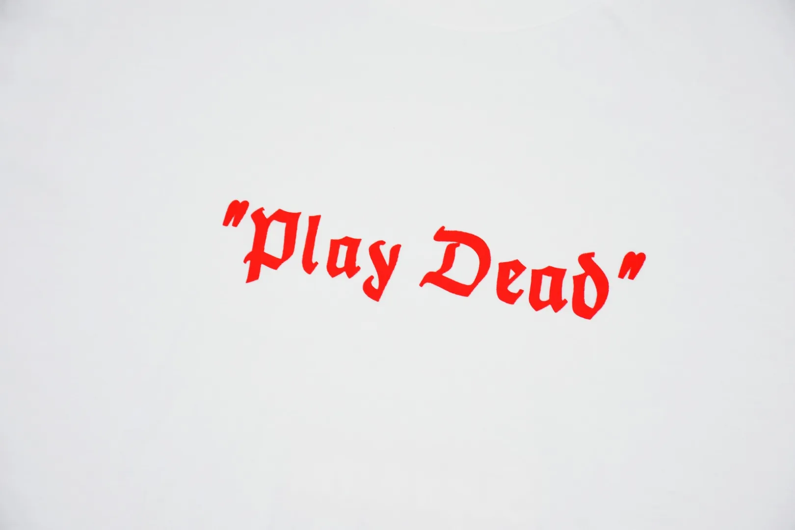 🅿️120 S78 top version Supreme "Play Dead" Tee movie commemorative box logo short-sleeved T-shirt. For those of us who focus on top-level Sup products, this short-sleeved one is naturally available. It adopts cylindrical seamless technology (original technology, there are no gaps on the sides of the clothes, the key point of identification) The fabrics are all custom-woven and dyed, 280g weight, 100% cotton, cylindrical fabric. Cylindrical fabric is a knitted fabric woven with a cylinder loom. The needles are distributed in a cylindrical shape on the fuselage. The gray fabric is a large cylinder, which needs to be opened and shaped before further use. There is no slit on the side of the clothes, so there is no washing label on the side of ordinary short-sleeves. There is only one collar label behind the neck. The printing is printed with thermosetting ink, also known as plastic. Ink, or self-adhesive ink, contains ingredients: mainly composed of polyvinyl chloride (PVC) and phthalates. PVC and phthalates, fixing agents, stabilizers, and thickeners are mixed to form a thermal ink. Solid ink is not the digital direct printing advertised on the market. The printing texture of thermoset ink is something that digital direct printing cannot achieve. The collar label has a watermark anti-counterfeiting effect, a real anti-counterfeiting layer, a probability of passing the version, and a high probability of passing the original packaging picture. Size：S-XL