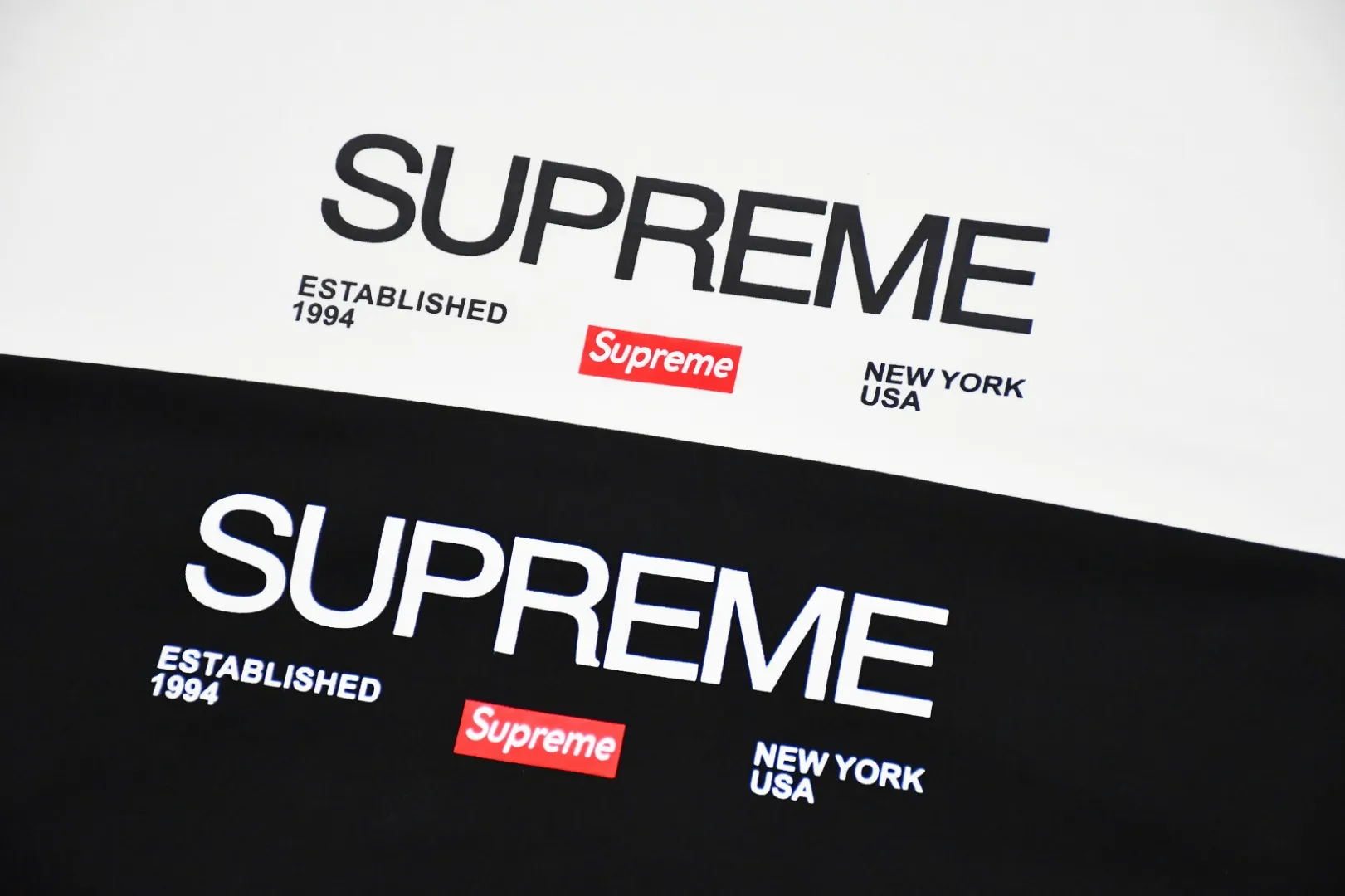 🅿️120 S41 top version Supreme 21FW EST 1994 letter box logo short-sleeved T-shirt using cylindrical seamless technology (the original technology has no gaps on the sides of the clothes) The fabrics are all custom-woven and dyed, 280g weight, 100% cotton, cylindrical fabric. Cylindrical fabric is a knitted fabric woven with a cylinder loom. The needles are distributed in a cylindrical shape on the fuselage. The gray fabric is a large cylinder, which needs to be opened and shaped before further use. There is no slit on the side of the clothes, so there is no washing label on the side of ordinary short-sleeves. There is only one collar label behind the neck. The printing is printed with thermosetting ink, also known as plastic. Ink, or self-adhesive ink, contains ingredients: mainly composed of polyvinyl chloride (PVC) and phthalates. PVC and phthalates, fixing agents, stabilizers, and thickeners are mixed to form a thermal ink. Solid ink is not the digital direct printing advertised on the market. The printing texture of thermoset ink is something that digital direct printing cannot achieve. The collar label has a watermark anti-counterfeiting effect, a real anti-counterfeiting layer, a probability of passing the version, and a high probability of passing the original packaging picture. Size：S-XL