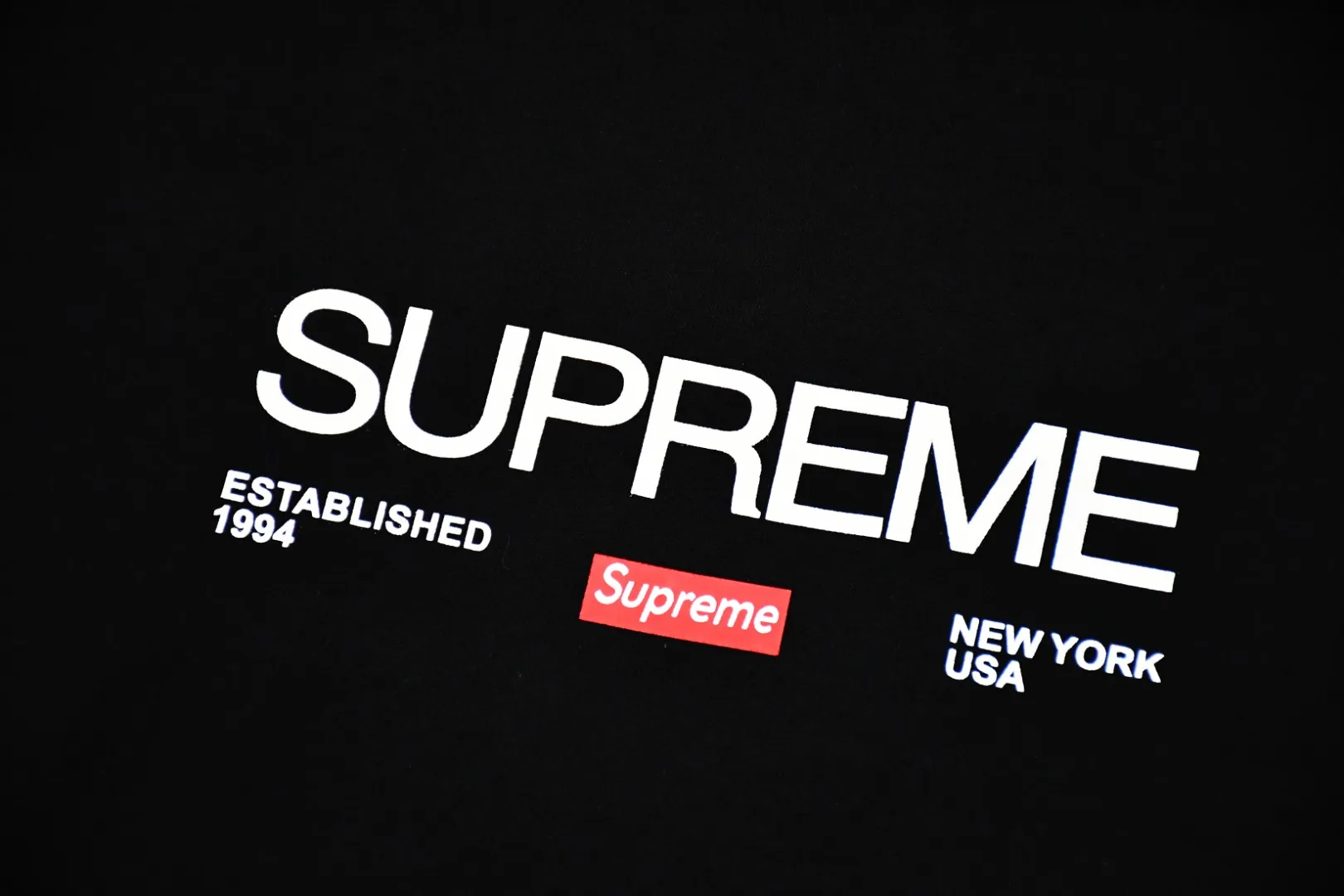 🅿️120 S41 top version Supreme 21FW EST 1994 letter box logo short-sleeved T-shirt using cylindrical seamless technology (the original technology has no gaps on the sides of the clothes) The fabrics are all custom-woven and dyed, 280g weight, 100% cotton, cylindrical fabric. Cylindrical fabric is a knitted fabric woven with a cylinder loom. The needles are distributed in a cylindrical shape on the fuselage. The gray fabric is a large cylinder, which needs to be opened and shaped before further use. There is no slit on the side of the clothes, so there is no washing label on the side of ordinary short-sleeves. There is only one collar label behind the neck. The printing is printed with thermosetting ink, also known as plastic. Ink, or self-adhesive ink, contains ingredients: mainly composed of polyvinyl chloride (PVC) and phthalates. PVC and phthalates, fixing agents, stabilizers, and thickeners are mixed to form a thermal ink. Solid ink is not the digital direct printing advertised on the market. The printing texture of thermoset ink is something that digital direct printing cannot achieve. The collar label has a watermark anti-counterfeiting effect, a real anti-counterfeiting layer, a probability of passing the version, and a high probability of passing the original packaging picture. Size：S-XL