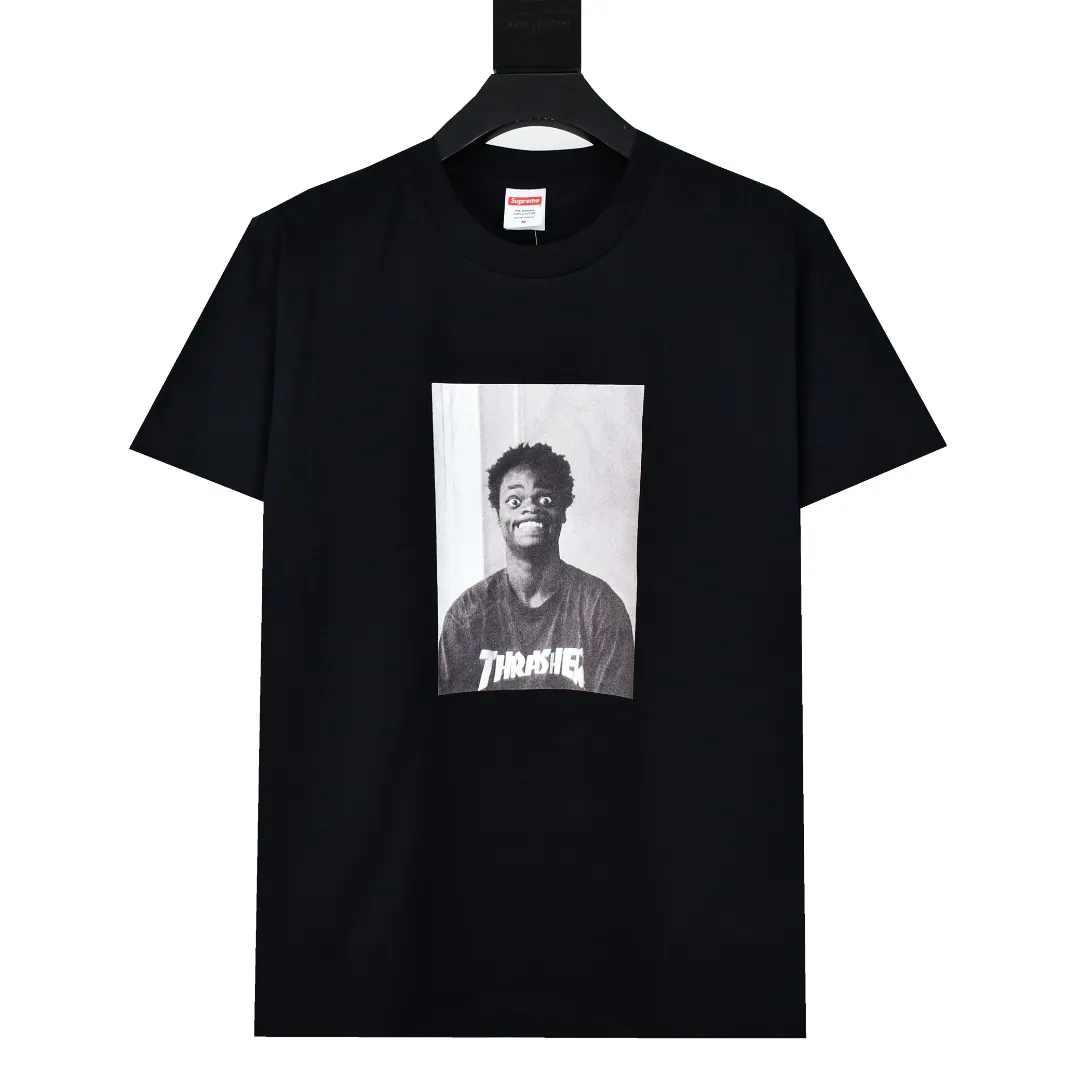 S414💰P150 Top version SUPREME The fabrics are all custom-woven and dyed, 280g weight, 100% cotton, cylindrical fabric. Cylindrical fabric is a knitted fabric woven with a cylinder loom. The needles are distributed in a cylindrical shape on the fuselage. The gray fabric is a large cylinder, which needs to be opened and shaped before it can be used further. There are no slits on the side of the clothes, so there is no washing label on the side of ordinary short-sleeves. There is only one collar label behind the neck. The printing uses thermosetting ink printing imported from Belgium (different from conventional thermal transfer printing), also known as plastic ink, or self-adhesive ink. Its ingredients are: mainly composed of polyvinyl chloride (PVC) and phthalates, including PVC and phthalates, fixing agents, Stabilizers and thickeners are mixed to form thermosetting ink, which is not the digital direct printing marketed on the market. The printing texture of thermosetting ink is unachievable by digital direct printing. The new triple collar label has a watermark anti-counterfeiting effect, a real anti-counterfeiting layer, a version with a high probability of passing the inspection, and the original packaging picture has a high probability of passing the test. Size：S-XL