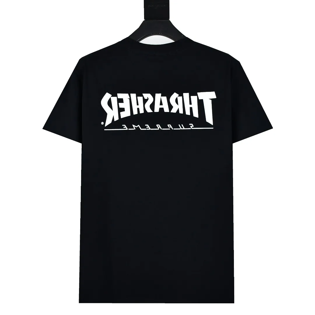 S414💰P150 Top version SUPREME The fabrics are all custom-woven and dyed, 280g weight, 100% cotton, cylindrical fabric. Cylindrical fabric is a knitted fabric woven with a cylinder loom. The needles are distributed in a cylindrical shape on the fuselage. The gray fabric is a large cylinder, which needs to be opened and shaped before it can be used further. There are no slits on the side of the clothes, so there is no washing label on the side of ordinary short-sleeves. There is only one collar label behind the neck. The printing uses thermosetting ink printing imported from Belgium (different from conventional thermal transfer printing), also known as plastic ink, or self-adhesive ink. Its ingredients are: mainly composed of polyvinyl chloride (PVC) and phthalates, including PVC and phthalates, fixing agents, Stabilizers and thickeners are mixed to form thermosetting ink, which is not the digital direct printing marketed on the market. The printing texture of thermosetting ink is unachievable by digital direct printing. The new triple collar label has a watermark anti-counterfeiting effect, a real anti-counterfeiting layer, a version with a high probability of passing the inspection, and the original packaging picture has a high probability of passing the test. Size：S-XL