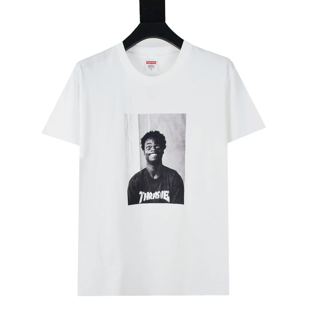 S414💰P150 Top version SUPREME The fabrics are all custom-woven and dyed, 280g weight, 100% cotton, cylindrical fabric. Cylindrical fabric is a knitted fabric woven with a cylinder loom. The needles are distributed in a cylindrical shape on the fuselage. The gray fabric is a large cylinder, which needs to be opened and shaped before it can be used further. There are no slits on the side of the clothes, so there is no washing label on the side of ordinary short-sleeves. There is only one collar label behind the neck. The printing uses thermosetting ink printing imported from Belgium (different from conventional thermal transfer printing), also known as plastic ink, or self-adhesive ink. Its ingredients are: mainly composed of polyvinyl chloride (PVC) and phthalates, including PVC and phthalates, fixing agents, Stabilizers and thickeners are mixed to form thermosetting ink, which is not the digital direct printing marketed on the market. The printing texture of thermosetting ink is unachievable by digital direct printing. The new triple collar label has a watermark anti-counterfeiting effect, a real anti-counterfeiting layer, a version with a high probability of passing the inspection, and the original packaging picture has a high probability of passing the test. Size：S-XL