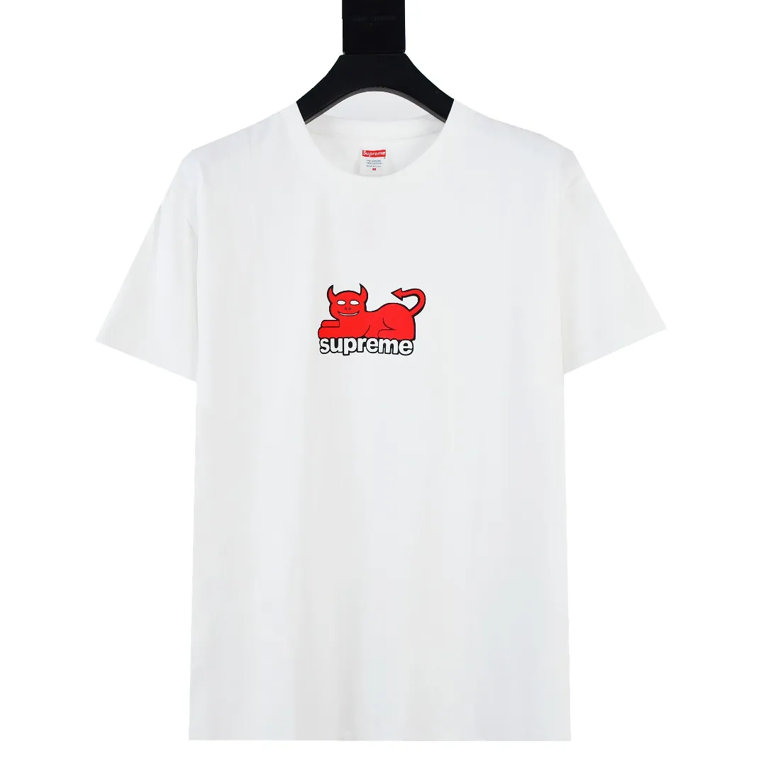 S342💰p130 Top version Supreme 24ss TOY MACHINE DEVIL CAT short-sleeved T-shirt. Refuse to look at pictures to make goods. Refuse to compare with wrong versions. Use cylinder seamless process (original process. There are no stitched bones on the side of the clothes. Key points of identification) The fabrics are all custom-woven and dyed, 280g weight, 100% cotton, cylindrical fabric. Cylindrical fabric is a knitted fabric woven with a cylinder loom. The needles are distributed in a cylindrical shape on the fuselage. The gray fabric is a large cylinder, which needs to be opened and shaped before it can be used further. There are no slits on the side of the clothes, so there is no washing label on the side of ordinary short-sleeves. There is only one collar label behind the neck. The printing uses thermosetting ink printing imported from Belgium (different from conventional heat transfer printing), also known as plastic ink, or self-adhesive ink. Its ingredients are: mainly composed of polyvinyl chloride (PVC) and phthalates. PVC and phthalates, solid color The thermosetting ink is composed of a mixture of agents, stabilizers, and thickeners. It is not the digital direct printing marketed on the market. The printing texture of thermosetting ink cannot be achieved by digital direct printing. The collar label has a watermark anti-counterfeiting effect, a real anti-counterfeiting layer, a version with a high probability of passing the inspection, and the original packaging picture has a high probability of passing the test. Size：S-XL