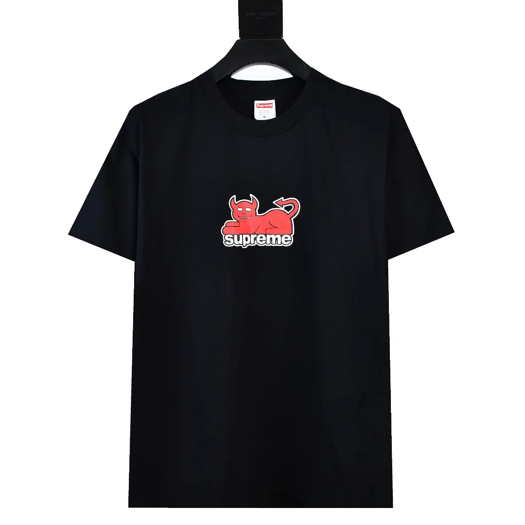 S342💰p130 Top version Supreme 24ss TOY MACHINE DEVIL CAT short-sleeved T-shirt. Refuse to look at pictures to make goods. Refuse to compare with wrong versions. Use cylinder seamless process (original process. There are no stitched bones on the side of the clothes. Key points of identification) The fabrics are all custom-woven and dyed, 280g weight, 100% cotton, cylindrical fabric. Cylindrical fabric is a knitted fabric woven with a cylinder loom. The needles are distributed in a cylindrical shape on the fuselage. The gray fabric is a large cylinder, which needs to be opened and shaped before it can be used further. There are no slits on the side of the clothes, so there is no washing label on the side of ordinary short-sleeves. There is only one collar label behind the neck. The printing uses thermosetting ink printing imported from Belgium (different from conventional heat transfer printing), also known as plastic ink, or self-adhesive ink. Its ingredients are: mainly composed of polyvinyl chloride (PVC) and phthalates. PVC and phthalates, solid color The thermosetting ink is composed of a mixture of agents, stabilizers, and thickeners. It is not the digital direct printing marketed on the market. The printing texture of thermosetting ink cannot be achieved by digital direct printing. The collar label has a watermark anti-counterfeiting effect, a real anti-counterfeiting layer, a version with a high probability of passing the inspection, and the original packaging picture has a high probability of passing the test. Size：S-XL