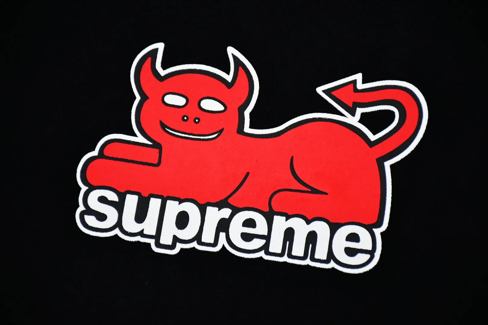 S342💰p130 Top version Supreme 24ss TOY MACHINE DEVIL CAT short-sleeved T-shirt. Refuse to look at pictures to make goods. Refuse to compare with wrong versions. Use cylinder seamless process (original process. There are no stitched bones on the side of the clothes. Key points of identification) The fabrics are all custom-woven and dyed, 280g weight, 100% cotton, cylindrical fabric. Cylindrical fabric is a knitted fabric woven with a cylinder loom. The needles are distributed in a cylindrical shape on the fuselage. The gray fabric is a large cylinder, which needs to be opened and shaped before it can be used further. There are no slits on the side of the clothes, so there is no washing label on the side of ordinary short-sleeves. There is only one collar label behind the neck. The printing uses thermosetting ink printing imported from Belgium (different from conventional heat transfer printing), also known as plastic ink, or self-adhesive ink. Its ingredients are: mainly composed of polyvinyl chloride (PVC) and phthalates. PVC and phthalates, solid color The thermosetting ink is composed of a mixture of agents, stabilizers, and thickeners. It is not the digital direct printing marketed on the market. The printing texture of thermosetting ink cannot be achieved by digital direct printing. The collar label has a watermark anti-counterfeiting effect, a real anti-counterfeiting layer, a version with a high probability of passing the inspection, and the original packaging picture has a high probability of passing the test. Size：S-XL