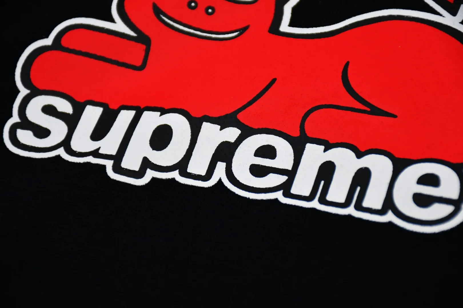 S342💰p130 Top version Supreme 24ss TOY MACHINE DEVIL CAT short-sleeved T-shirt. Refuse to look at pictures to make goods. Refuse to compare with wrong versions. Use cylinder seamless process (original process. There are no stitched bones on the side of the clothes. Key points of identification) The fabrics are all custom-woven and dyed, 280g weight, 100% cotton, cylindrical fabric. Cylindrical fabric is a knitted fabric woven with a cylinder loom. The needles are distributed in a cylindrical shape on the fuselage. The gray fabric is a large cylinder, which needs to be opened and shaped before it can be used further. There are no slits on the side of the clothes, so there is no washing label on the side of ordinary short-sleeves. There is only one collar label behind the neck. The printing uses thermosetting ink printing imported from Belgium (different from conventional heat transfer printing), also known as plastic ink, or self-adhesive ink. Its ingredients are: mainly composed of polyvinyl chloride (PVC) and phthalates. PVC and phthalates, solid color The thermosetting ink is composed of a mixture of agents, stabilizers, and thickeners. It is not the digital direct printing marketed on the market. The printing texture of thermosetting ink cannot be achieved by digital direct printing. The collar label has a watermark anti-counterfeiting effect, a real anti-counterfeiting layer, a version with a high probability of passing the inspection, and the original packaging picture has a high probability of passing the test. Size：S-XL