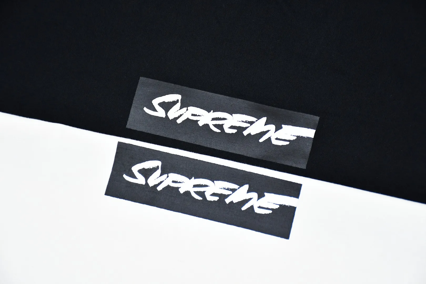 🅿️120 S139 Supreme 24ss Futura future slogan Box Logo short-sleeved T-shirt. Refuse to make products based on pictures. Refuse to compare with wrong versions. Use cylindrical seamless technology (original technology. There are no stitched bones on the side of the clothes. Key points of identification) The fabrics are all custom-woven and dyed, 280g weight, 100% cotton, cylindrical fabric. Cylindrical fabric is a knitted fabric woven with a cylinder loom. The needles are distributed in a cylindrical shape on the fuselage. The gray fabric is a large cylinder, which needs to be opened and shaped before it can be used further. There are no slits on the side of the clothes, so there is no washing label on the side of ordinary short-sleeves. There is only one collar label behind the neck. The printing uses thermosetting ink printing imported from Belgium (different from conventional thermal transfer printing), also known as plastic ink, or self-adhesive ink. Its ingredients are: mainly composed of polyvinyl chloride (PVC) and phthalates. PVC and phthalates, solid color The thermoset ink is composed of a mixture of agents, stabilizers, and thickeners. It is not the digital direct printing advertised on the market. The printing texture of thermoset ink cannot be achieved by digital direct printing. The collar label has a watermark anti-counterfeiting effect, a real anti-counterfeiting layer, a version with a high probability of passing the inspection, and a high probability of passing the original packaging picture. Size：S-XL