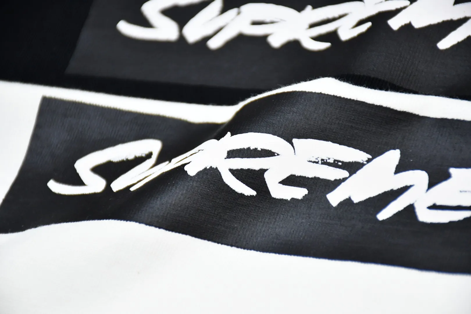 🅿️120 S139 Supreme 24ss Futura future slogan Box Logo short-sleeved T-shirt. Refuse to make products based on pictures. Refuse to compare with wrong versions. Use cylindrical seamless technology (original technology. There are no stitched bones on the side of the clothes. Key points of identification) The fabrics are all custom-woven and dyed, 280g weight, 100% cotton, cylindrical fabric. Cylindrical fabric is a knitted fabric woven with a cylinder loom. The needles are distributed in a cylindrical shape on the fuselage. The gray fabric is a large cylinder, which needs to be opened and shaped before it can be used further. There are no slits on the side of the clothes, so there is no washing label on the side of ordinary short-sleeves. There is only one collar label behind the neck. The printing uses thermosetting ink printing imported from Belgium (different from conventional thermal transfer printing), also known as plastic ink, or self-adhesive ink. Its ingredients are: mainly composed of polyvinyl chloride (PVC) and phthalates. PVC and phthalates, solid color The thermoset ink is composed of a mixture of agents, stabilizers, and thickeners. It is not the digital direct printing advertised on the market. The printing texture of thermoset ink cannot be achieved by digital direct printing. The collar label has a watermark anti-counterfeiting effect, a real anti-counterfeiting layer, a version with a high probability of passing the inspection, and a high probability of passing the original packaging picture. Size：S-XL